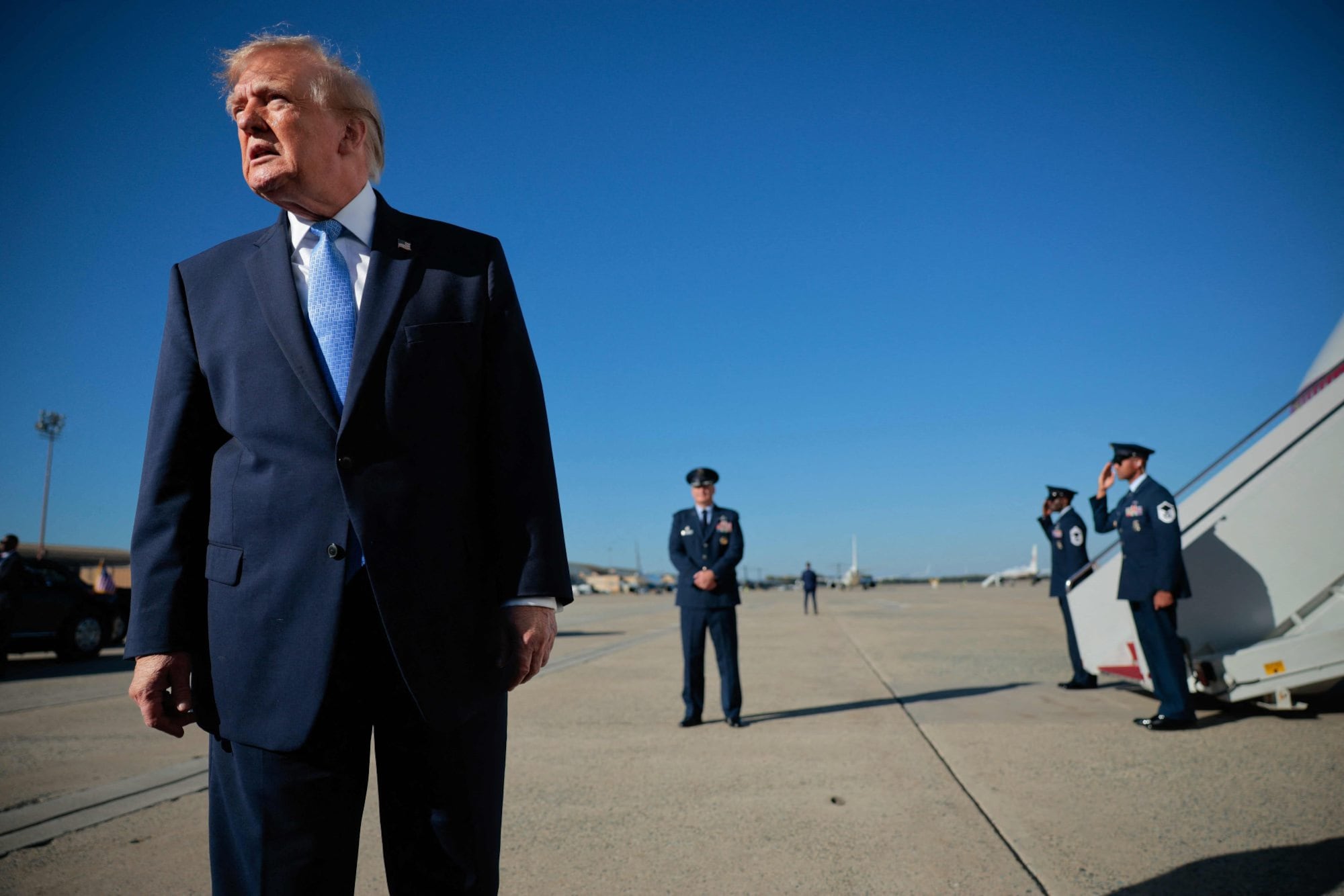 Trump habló con periodistas antes de abordar el Air Force One