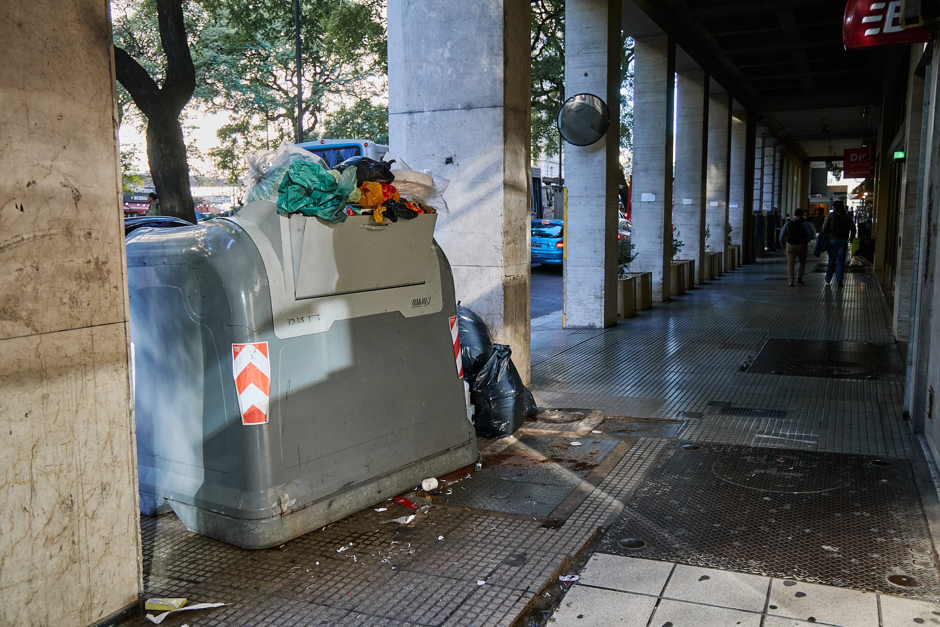 Alem al 400, en dirección al bajo porteño, la acumulación persiste incluso en cuadras con varios contenedores alineados
