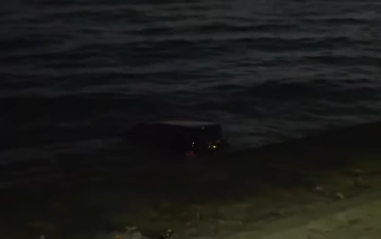 Se cayó con la camioneta al río