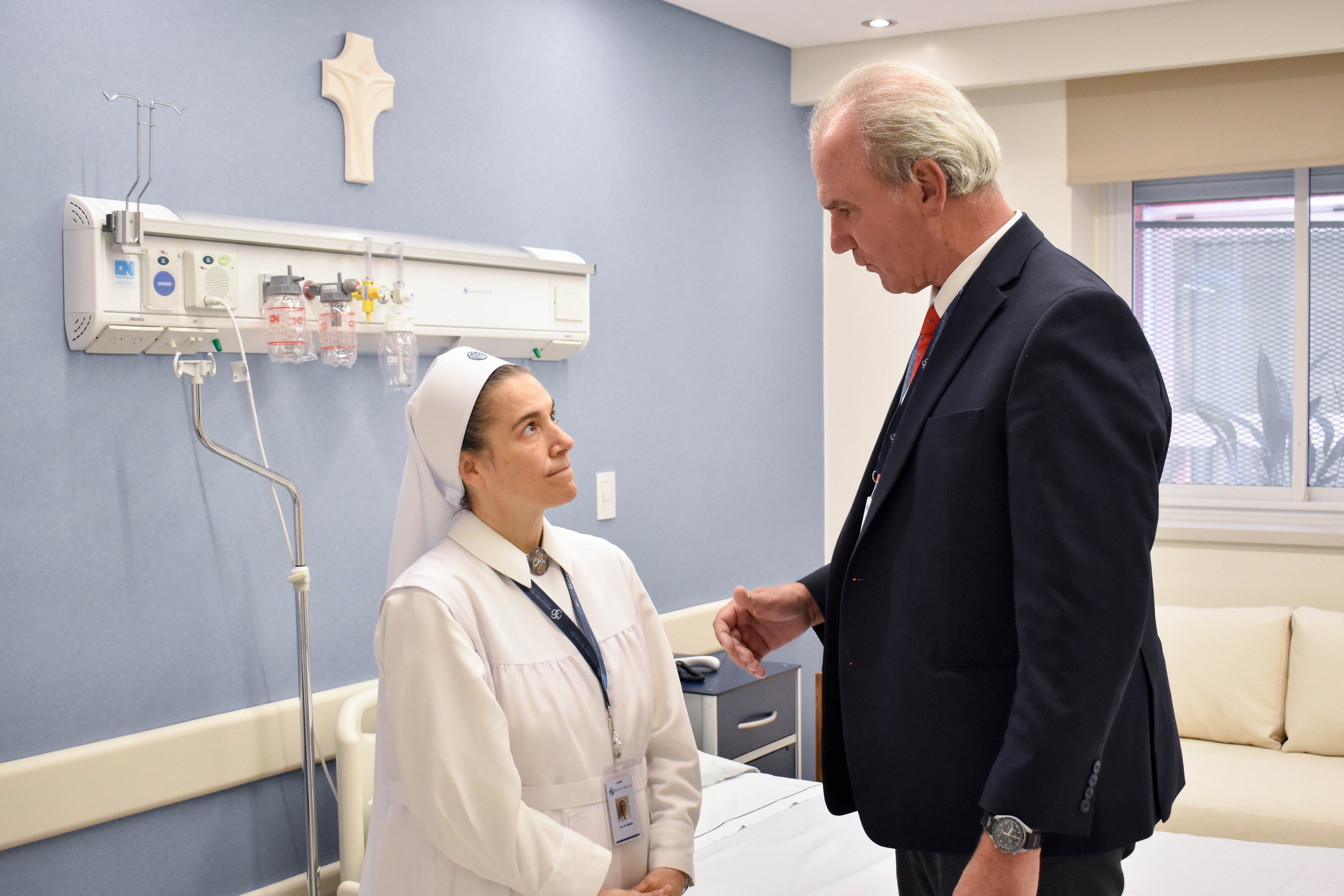 La hermana Rafaela y Enrique Camerlinnx, director del Sanatorio Mater Dei