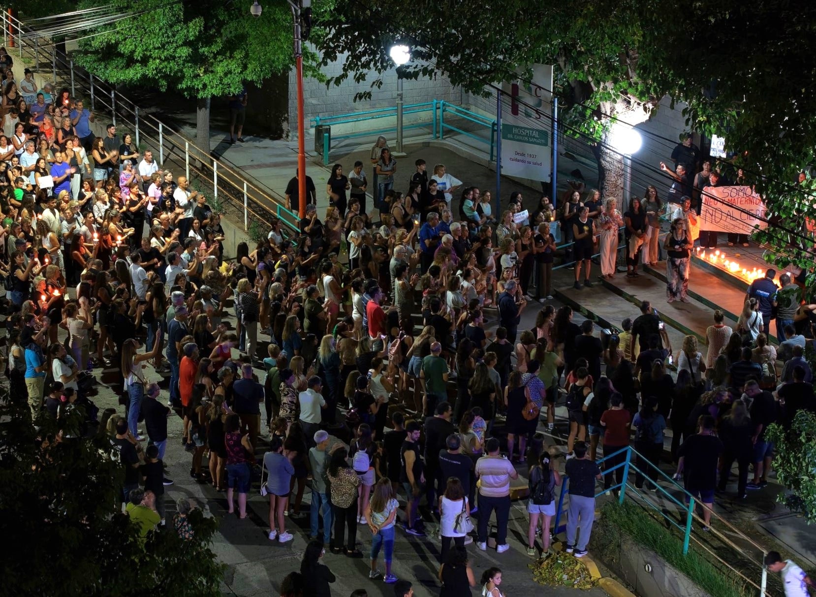 Vecinos de Rivadavia y profesionales del Hospital Saporiti protestaron delante de esa institución pública en contra del cierre del área de maternidad