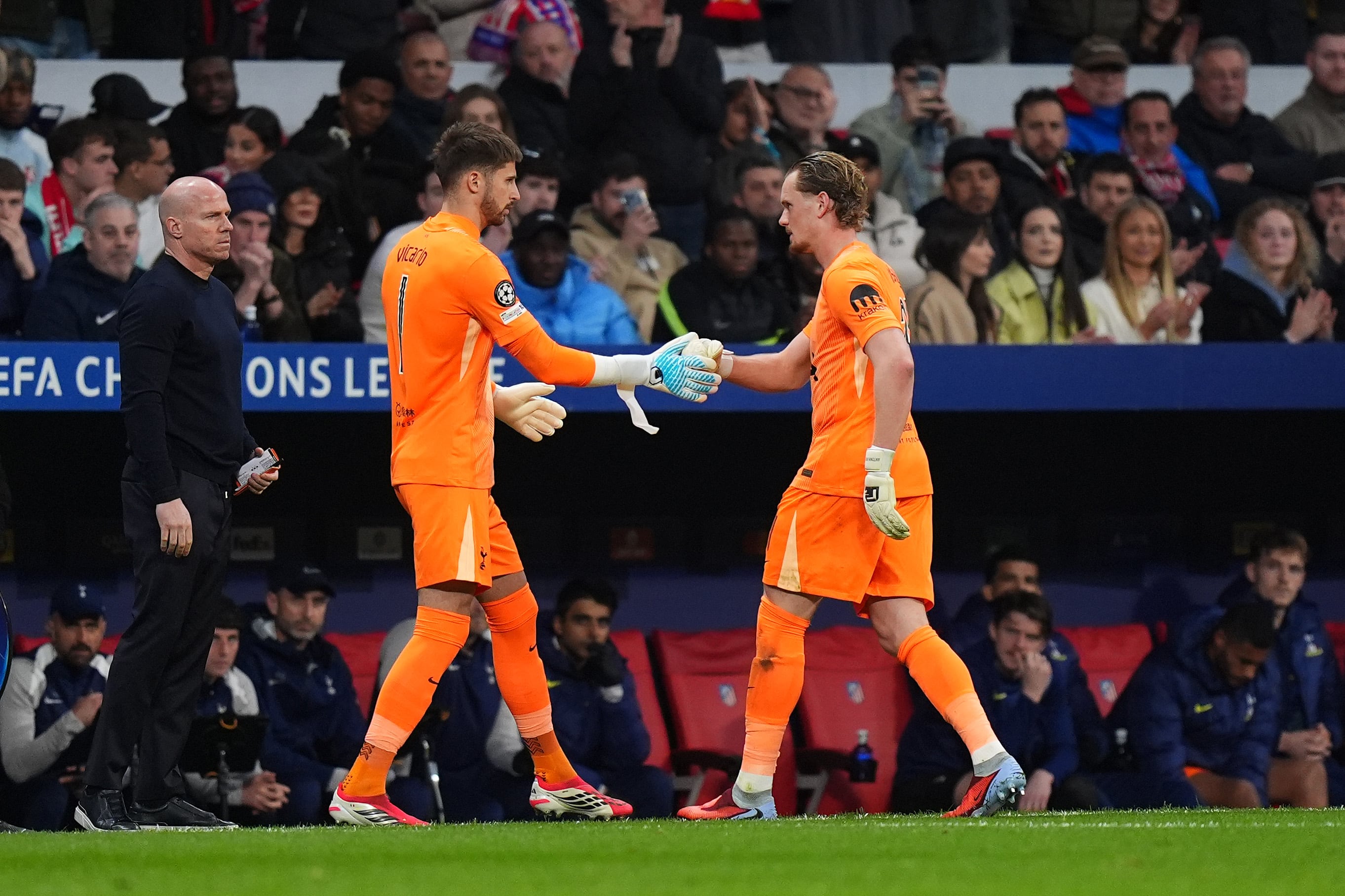 Los groseros errores del arquero de Tottenham: tres goles en 15 minutos y lo sacaron ante Atlético de Madrid