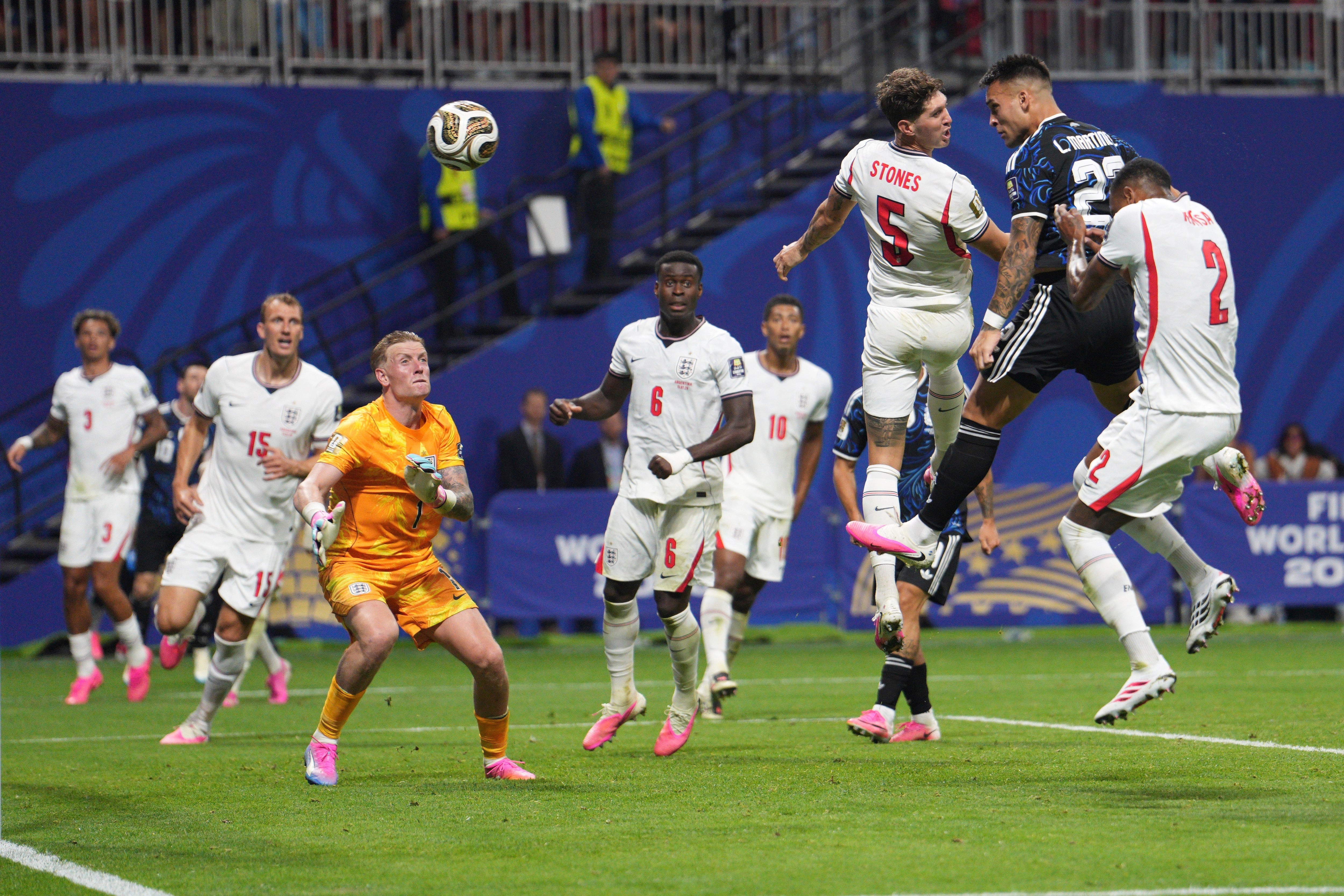 El cabezazo de Lautaro Martínez para poner el 2 a 1 definitivo de la selección argentina ante Inglaterra