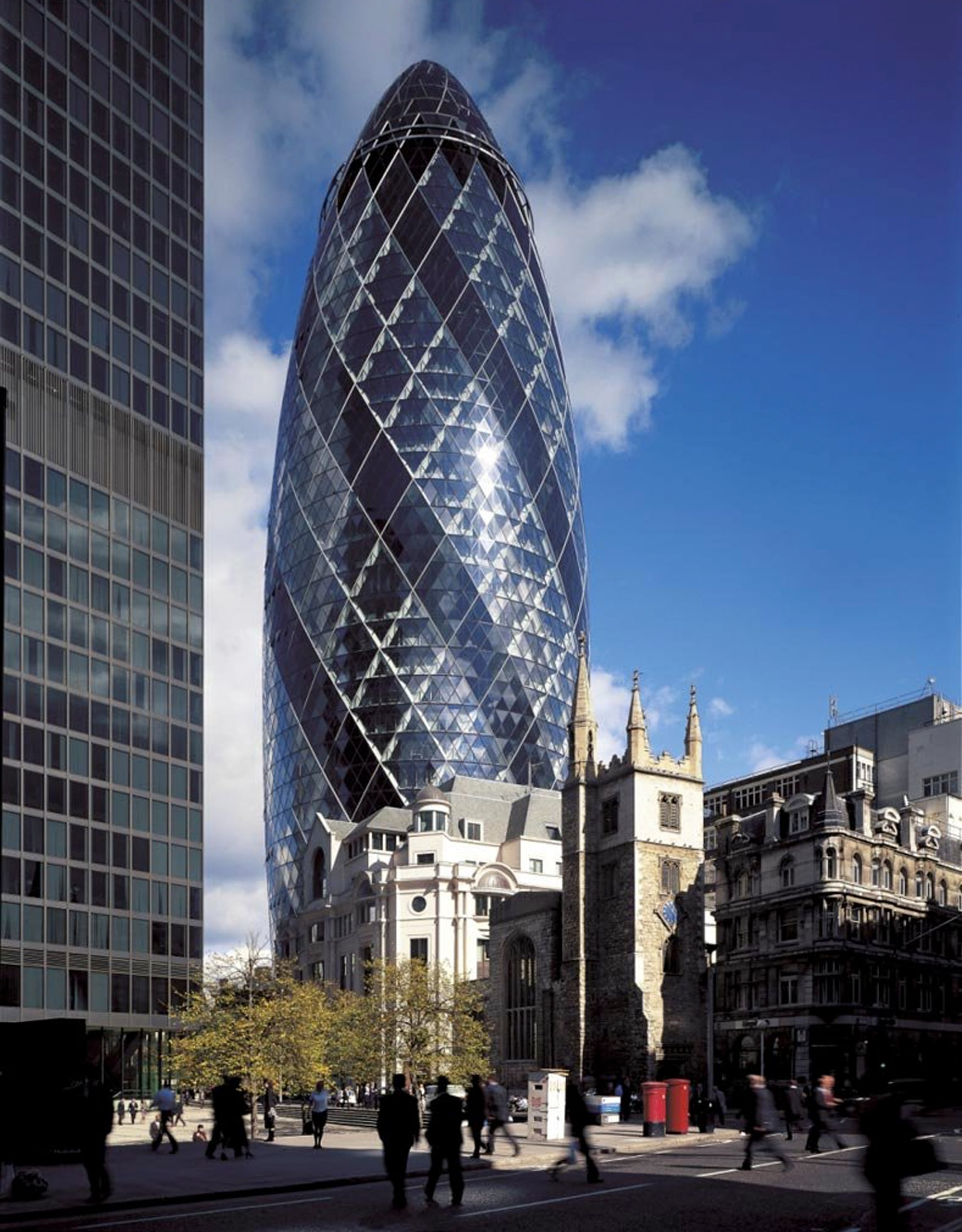 Mary Axe, conocido popularmente como The Gherkin, un diseño de Foster en Londres