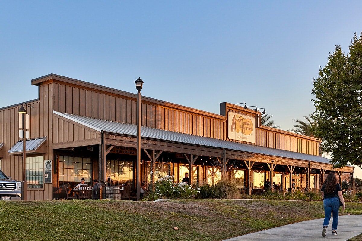 Camarillo Premium Outlets cuenta con una variedad de opciones gastronómicas, que van desde restaurantes con servicio a mesa hasta alternativas rápidas para llevar