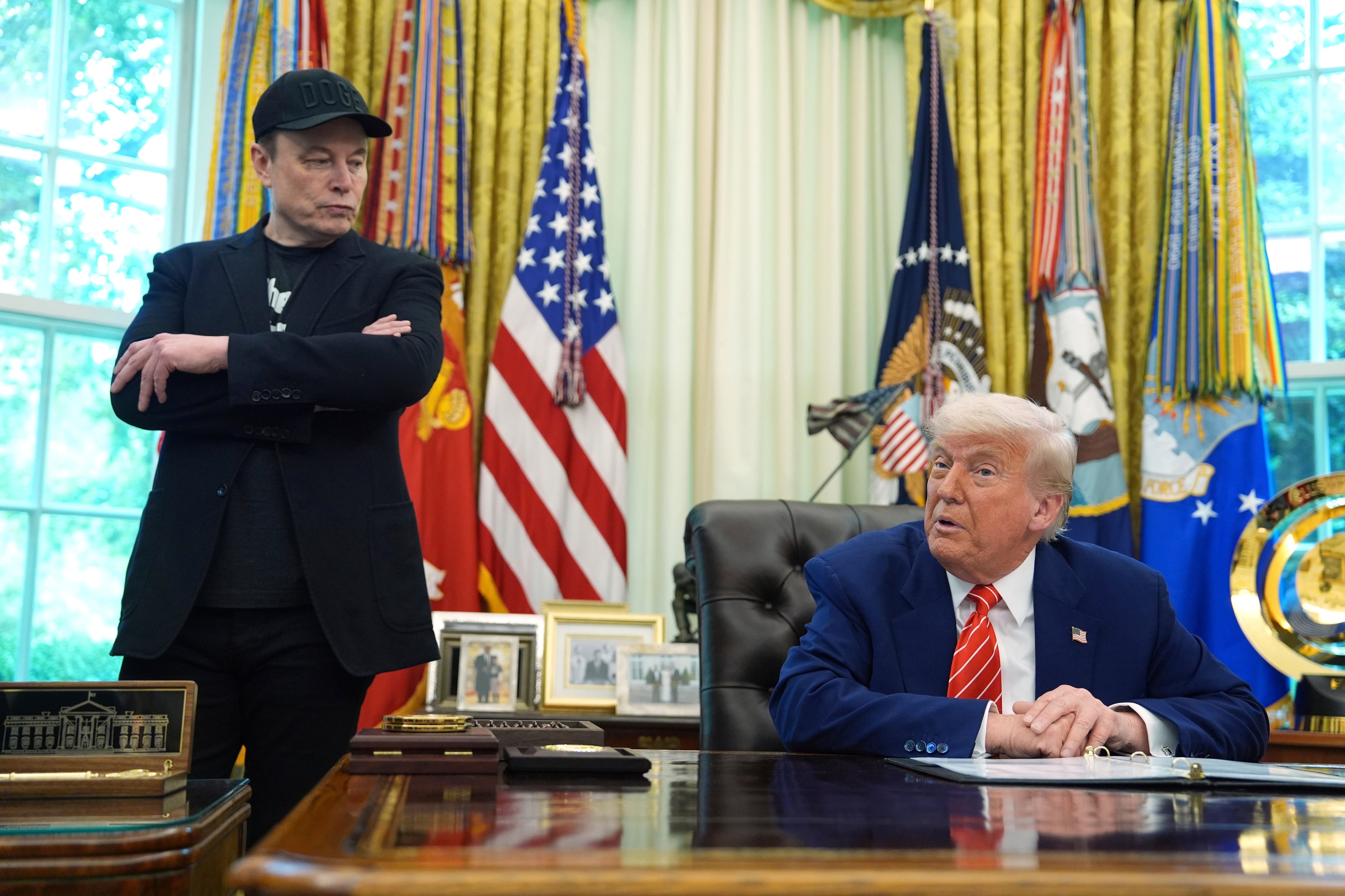 El presidente estadounidense Donald Trump habla durante una conferencia de prensa junto a Elon Musk en el Salón Oval de la Casa Blanca, el viernes 30 de mayo de 2025, en Washington