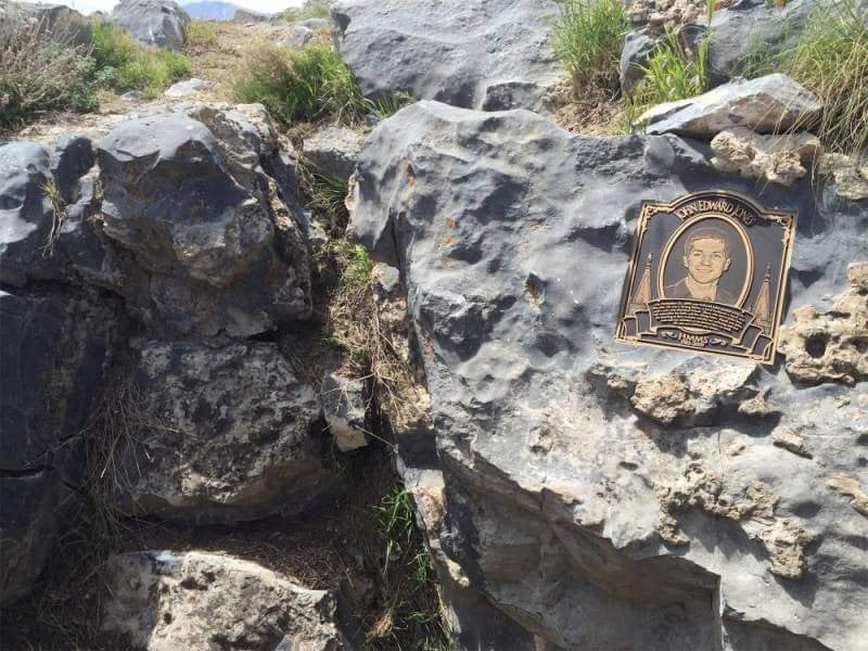Tras clausurar la cueva de forma permanente, la familia de John colocó una placa en su memoria