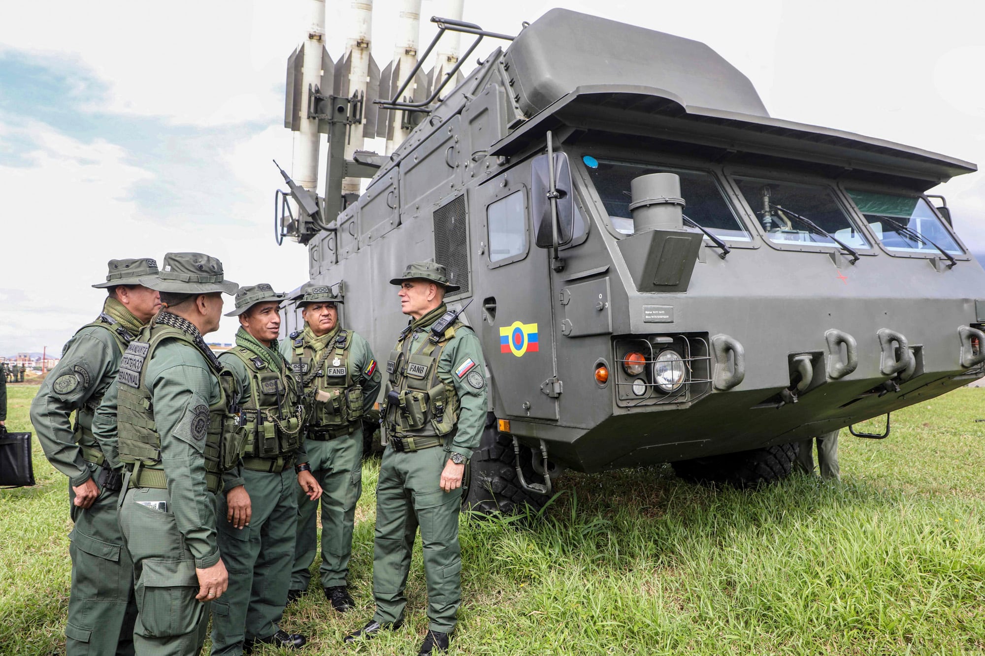 El ministro de Defensa de Venezuela, Vladimir Padrino, junto a miembros de la Fuerza Armada Nacional Bolivariana, inspeccionando un sistema antimisil ruso Buk M2E en Caracas el 11 de noviembre de 2025 (Foto: Handout / Bolivarian National Armed Forces of Venezuela (FANB) / AFP)