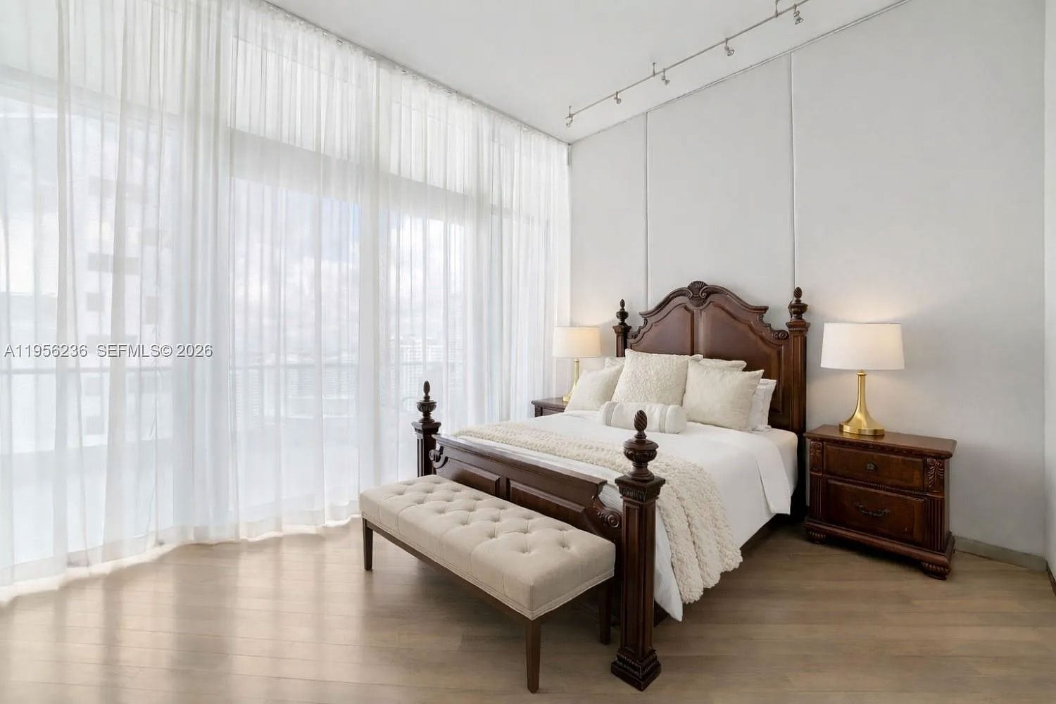 El departamento tiene una superficie de más de 358 m2 ofrece vistas abiertas al canal de Miami