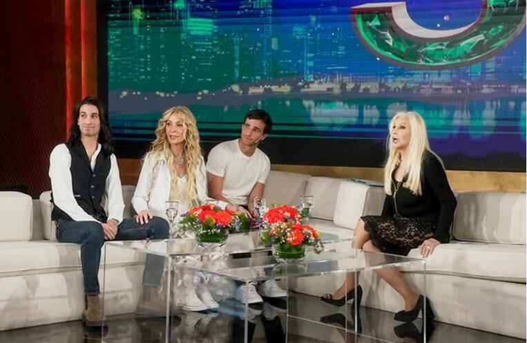 Franco y Valentín junto a su abuela, Cris Morena, en el programa de Susana Giménez