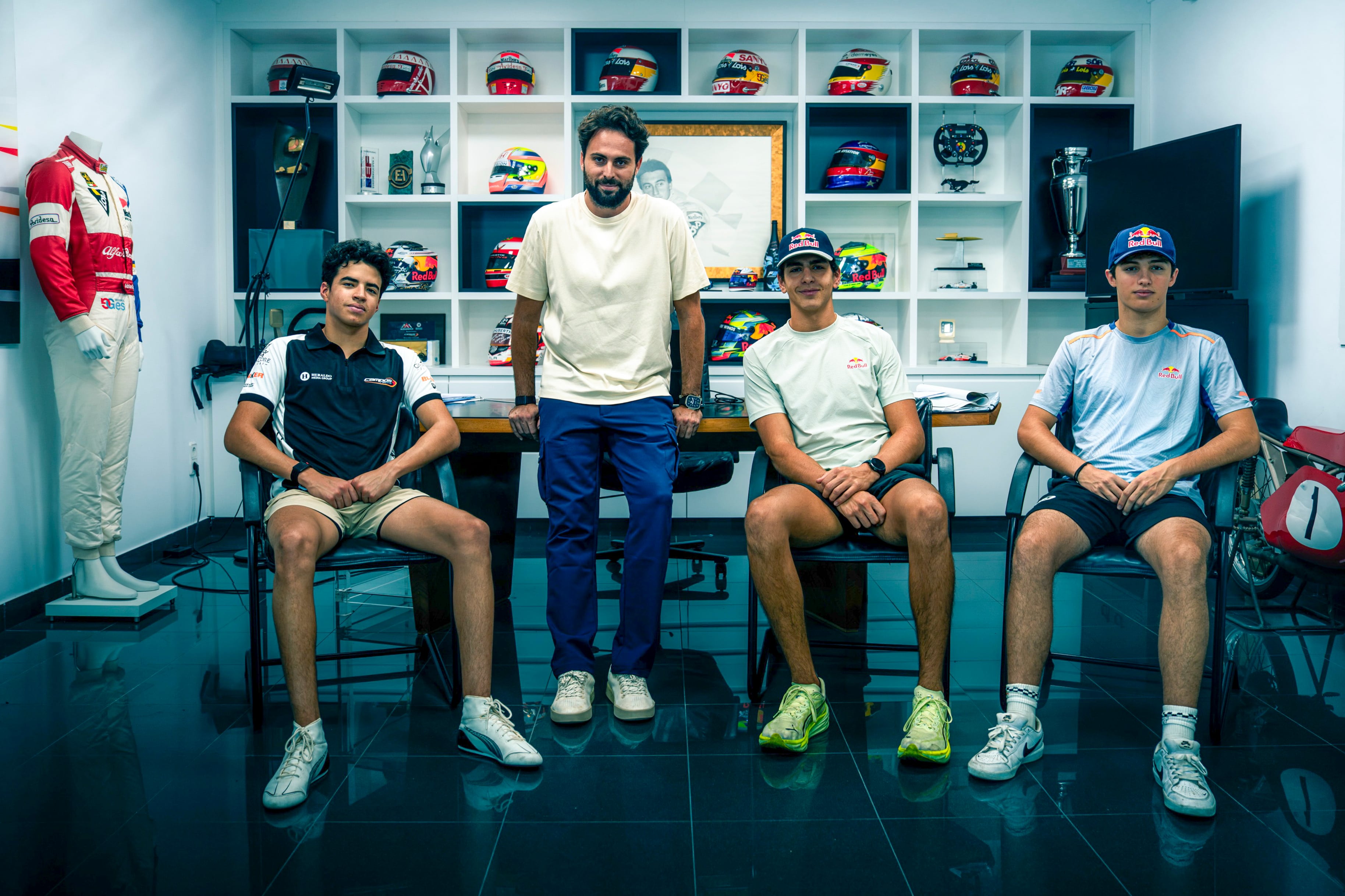 Los pilotos y el jefe: el colombiano Salim Hanna, Adrián Campos Jr., el mexicano Ernesto Rivera y Mattia Colnaghi; una formación latina alistará el equipo en la Fórmula 3 en 2027