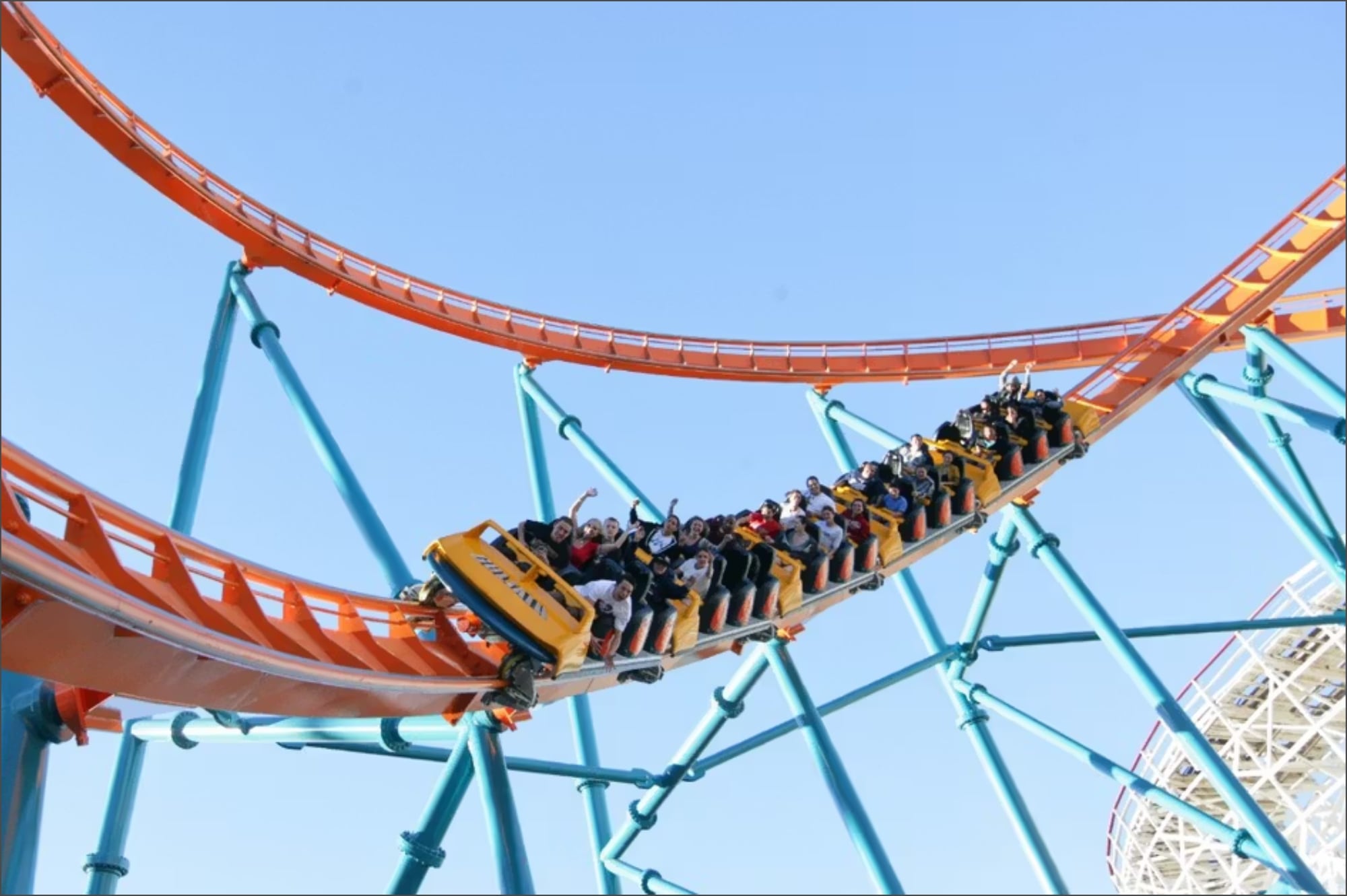 La montaña rusa Goliath de Six Flags tiene una caída casi vertical de 61 metros que permite alcanzar velocidades máximas de 112 kilómetros por hora