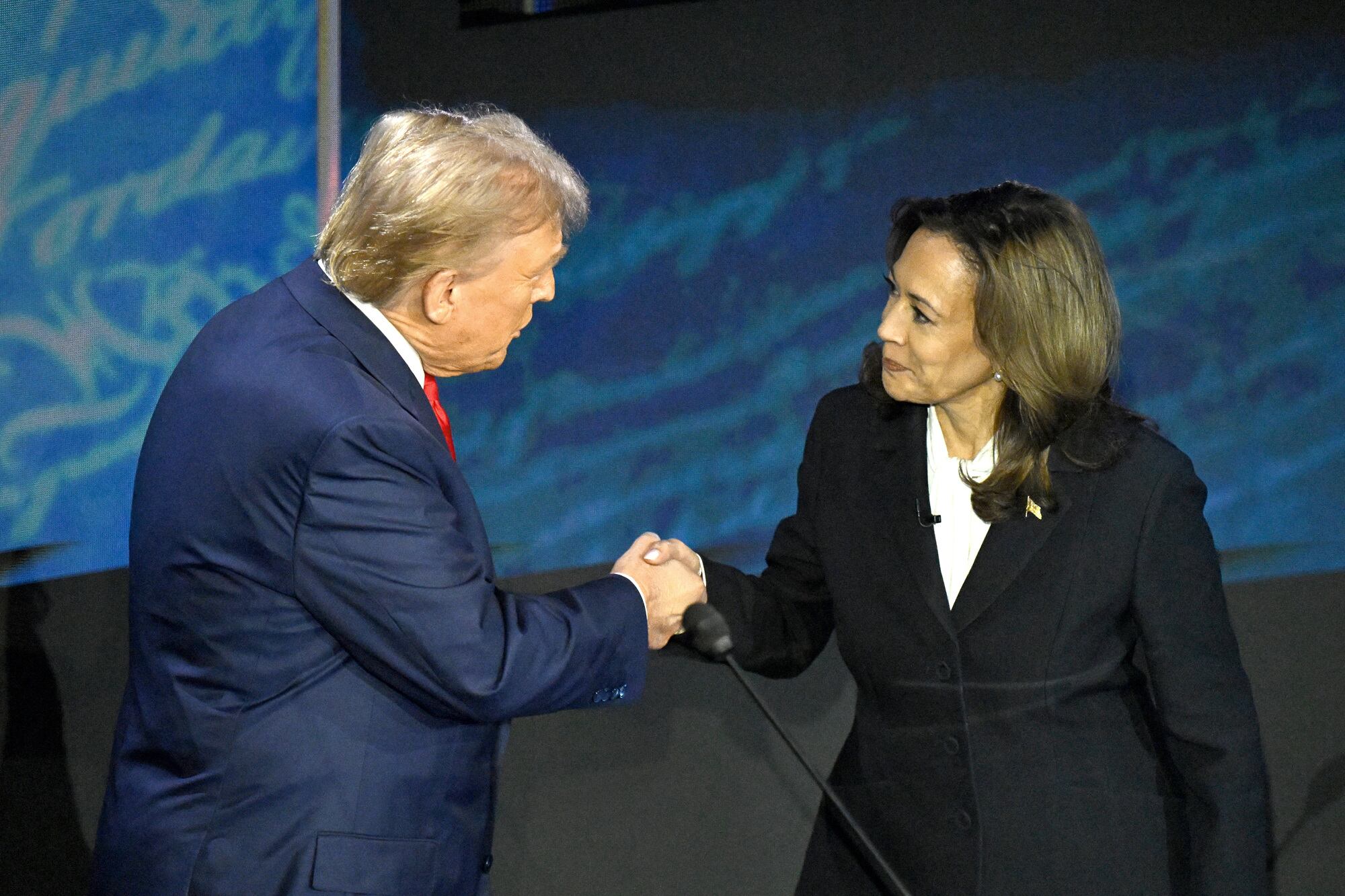Kamala Harris estrecha la mano de Donald Trump al inicio del debate presidencial