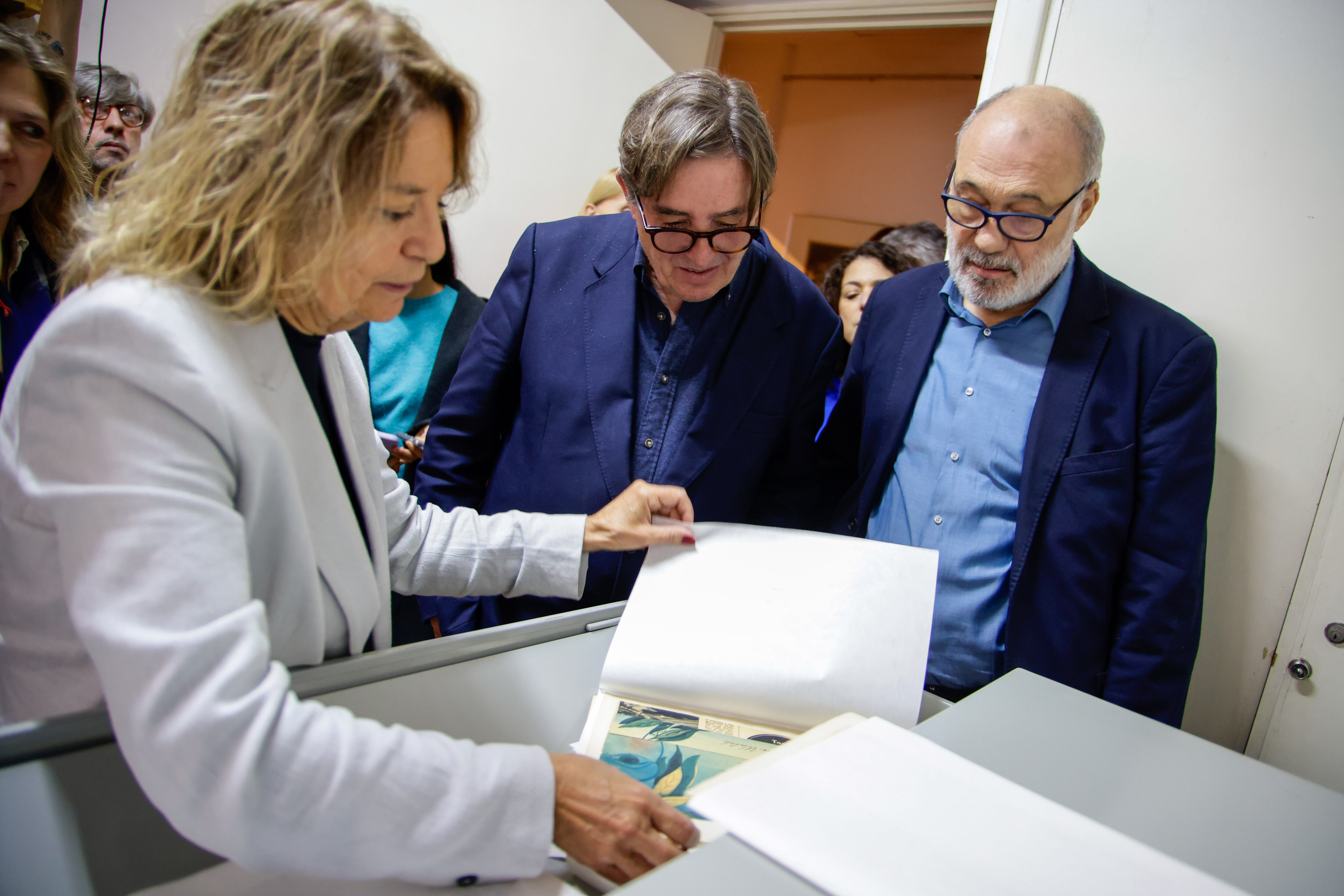 Visita guiada a la casa estudio que compartieron Walsh y Facio en dos departamentos unidos de la calle Paraguay; en la hemeroteca se guardan recortes de los primeros poemas publicados por María Elena