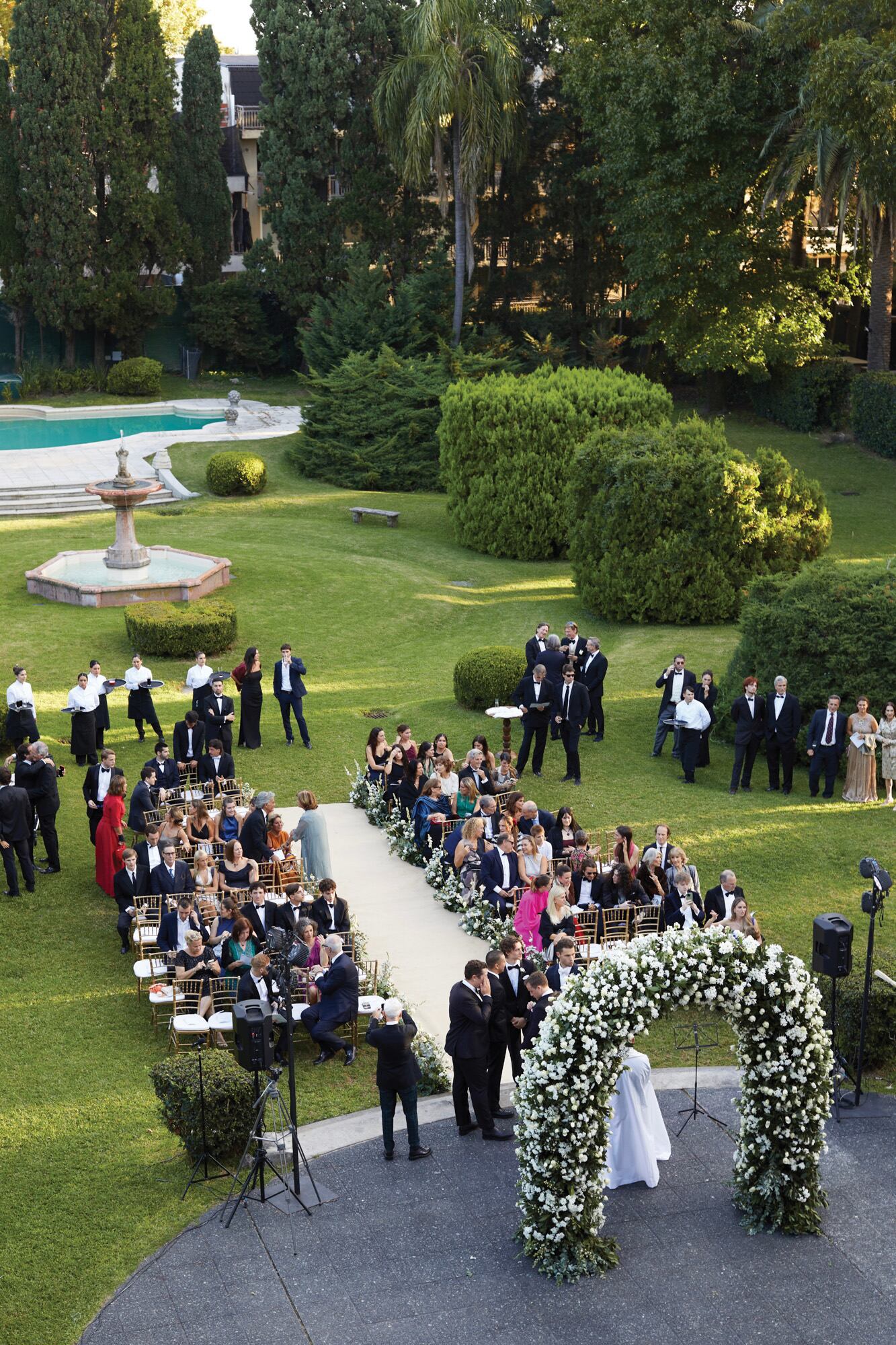 El altar donde el sacerdote Sebastián Villegas ofició la ceremonia se instaló en los jardines del Sans Souci y estaba decorado con un arco de flores blancas, iguales a las que también adornaban las mesas del salón donde se sirvió la comida.