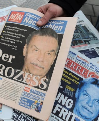 Periódicos austríacos en 2009, cuando lo declararon culpable (Getty Images)
