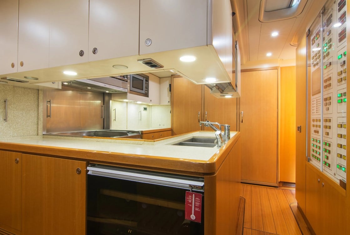 La cocina del ARISTARCHOS, el barco que capitanea José Luis Manzano en el mar Tirreno