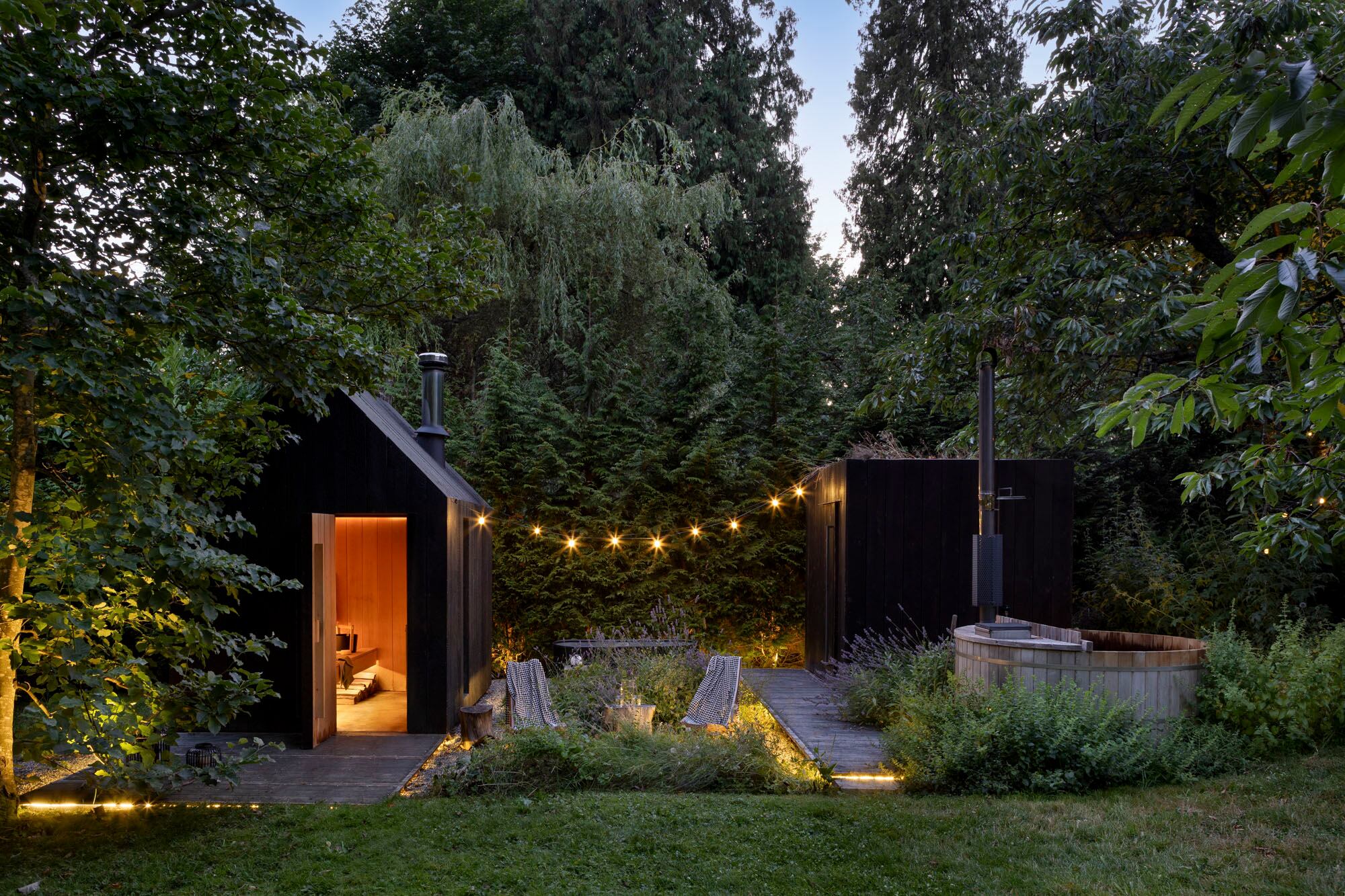 Roberts Creek tiene un clima oceánico templado, con inviernos frescos y veranos suaves.