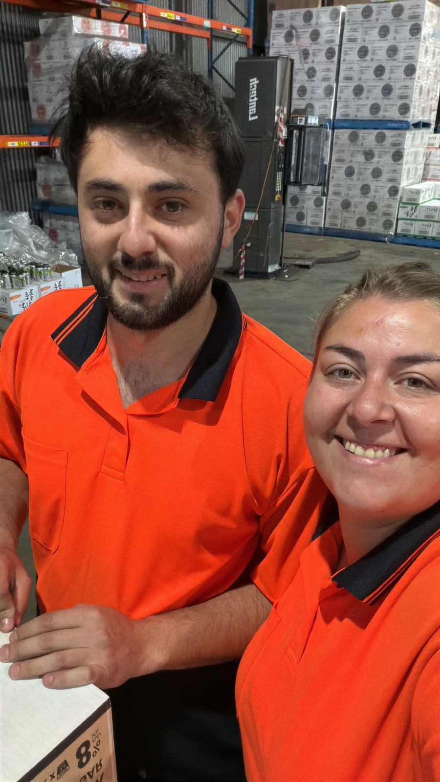 Julia Porporato y Javier Pedrotti trabajan en un tambo en Victoria, Australia