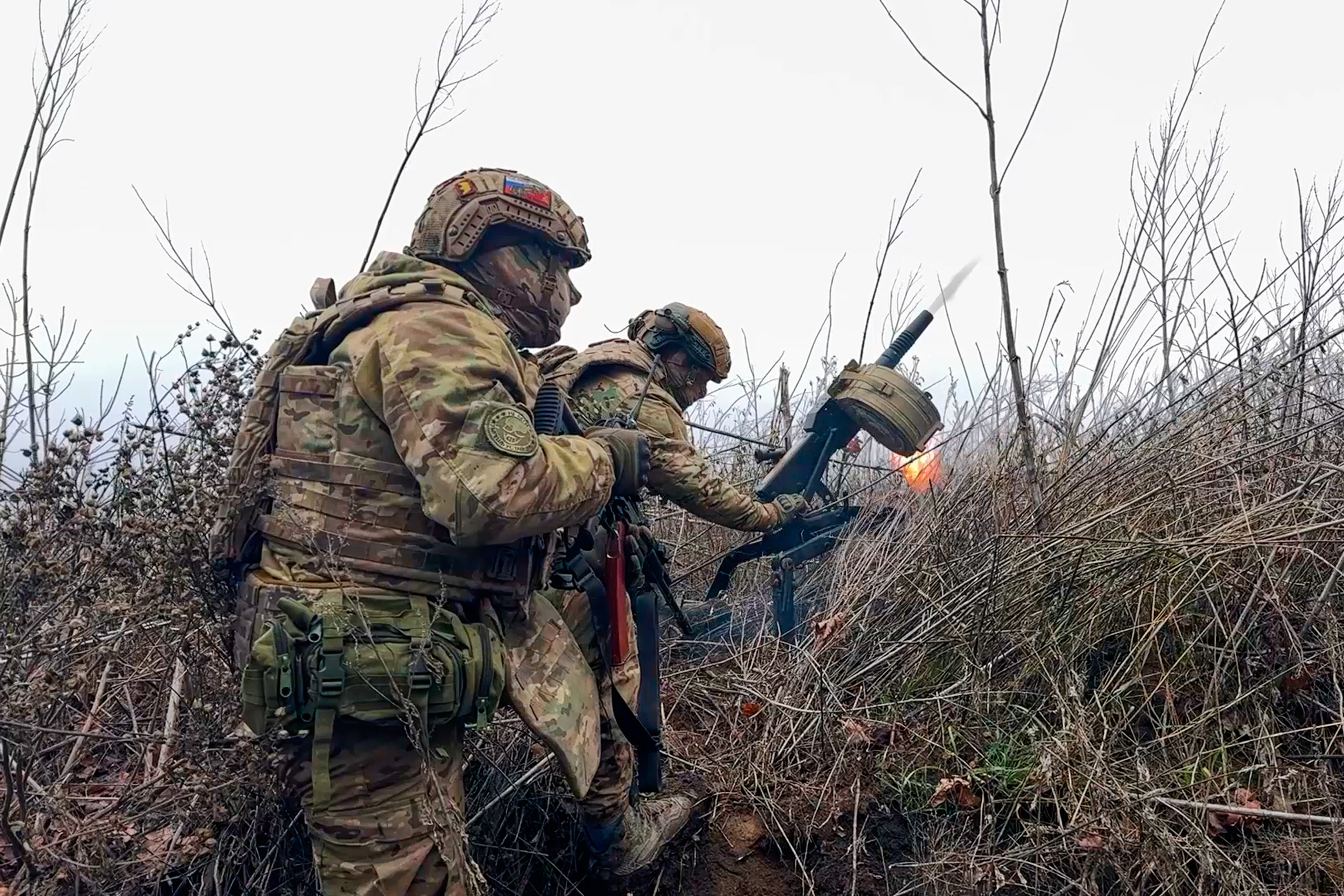 En la imagen, tomada de un video distribuido por la oficina de prensa del Ministerio de Defensa de Rusia el 31 de marzo de 2026, soldados rusos disparan un lanzagranadas hacia posiciones ucranianas en un lugar no revelado en Ucrania