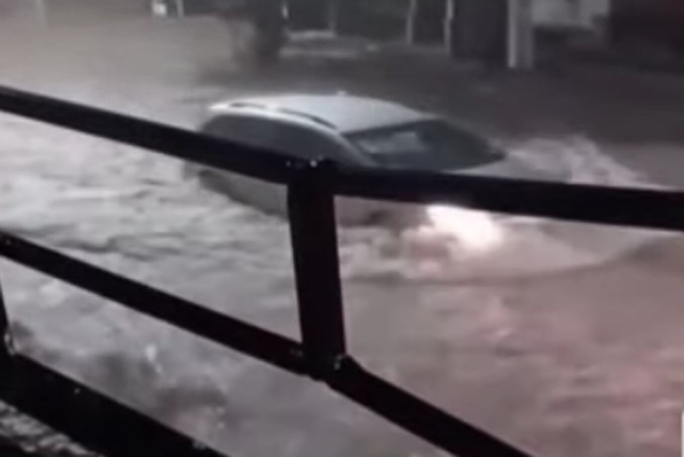 Una fuerte tormenta provocó graves inundaciones en Bahía Blanca