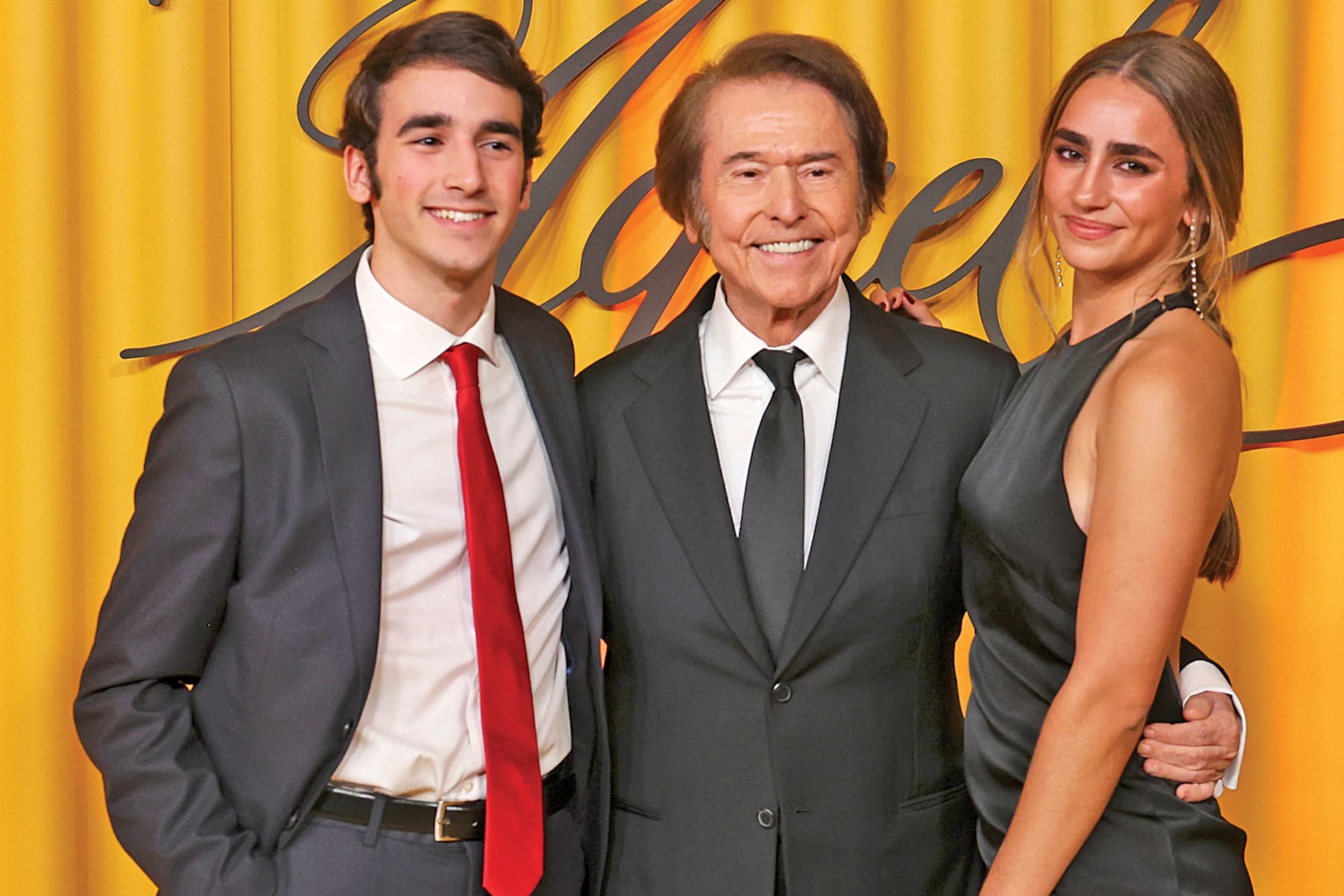 Muy orgullosos de su famosísimo abuelo, Carlos y Manuela Arenzana Martos (hijos de Alejandra), debutaron ante los flashes a pura sonrisa