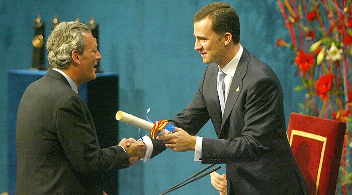 Auster obtuvo diversos premios, entre otros, el Príncipe de Asturias de las Letras, en 2006, que recibió de la mano del príncipe Felipe