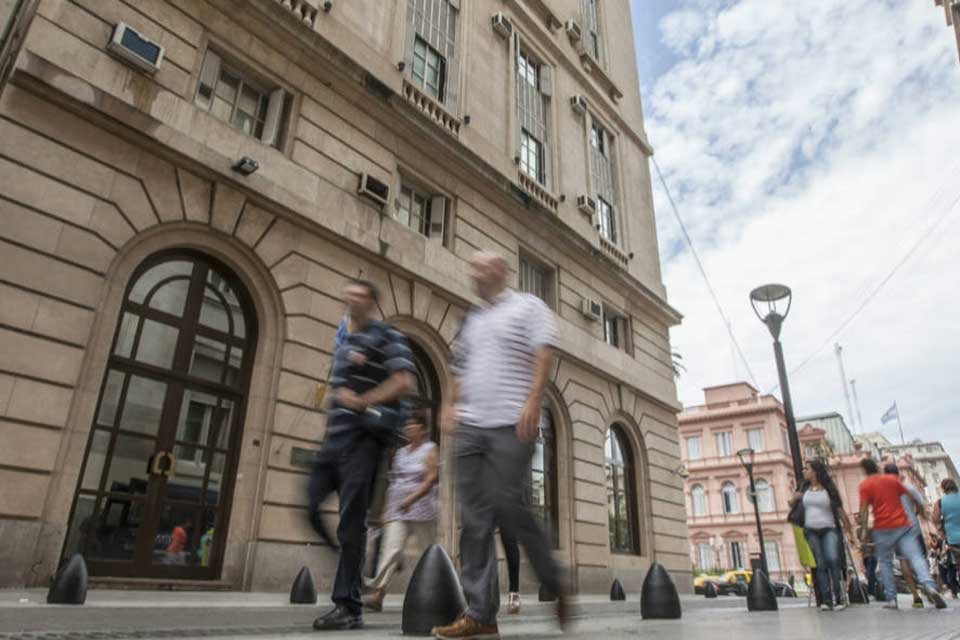 El Gobierno cambia por DNU la ley de inteligencia: amplía la posibilidad de aprehender personas y crea un nuevo organismo