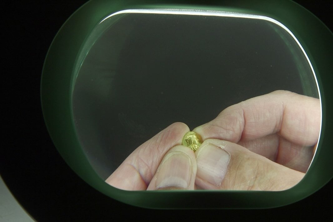 Un joven arqueólogo encontró una moneda egipcia de más de 2200 años de antigüedad en Israel