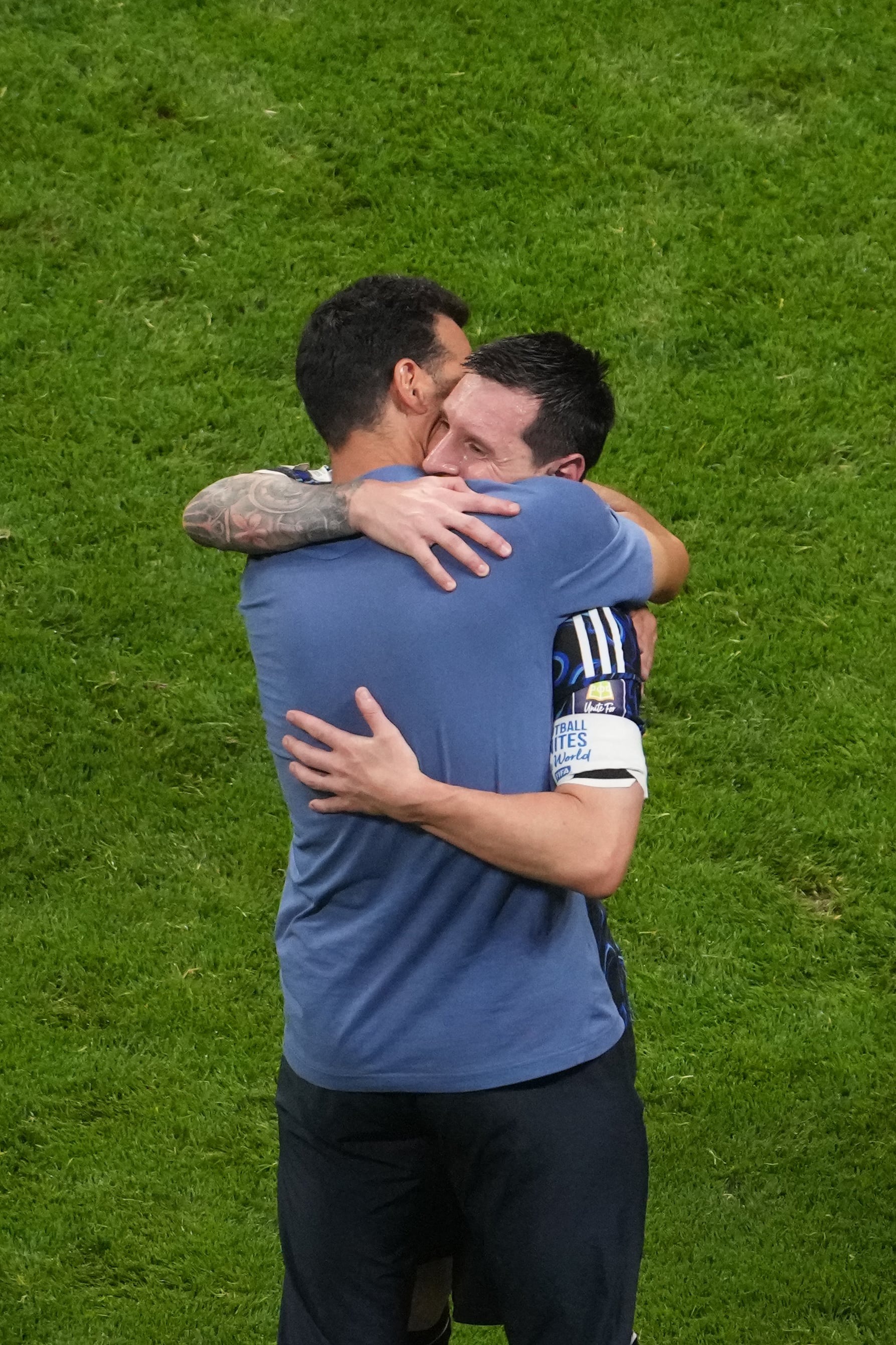 Lionel Scaloni y Lionel Messi se funden en un abrazo tras la victoria de la Argentina sobre Inglaterra en el Mundial 2026