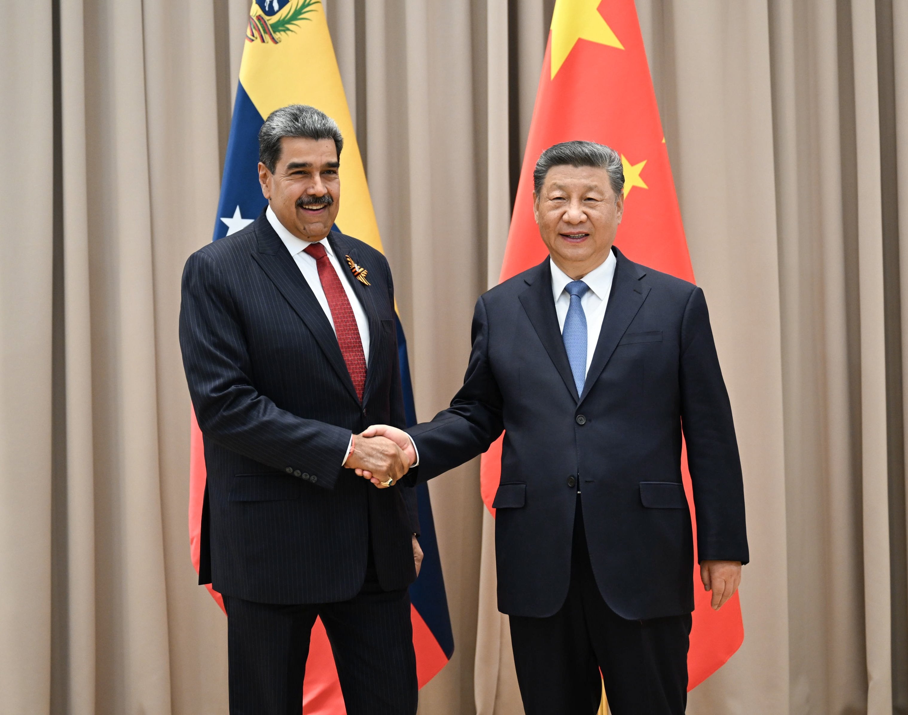 El presidente chino, Xi Jinping, se saluda con Nicolás Maduro en Pekín (Archivo)