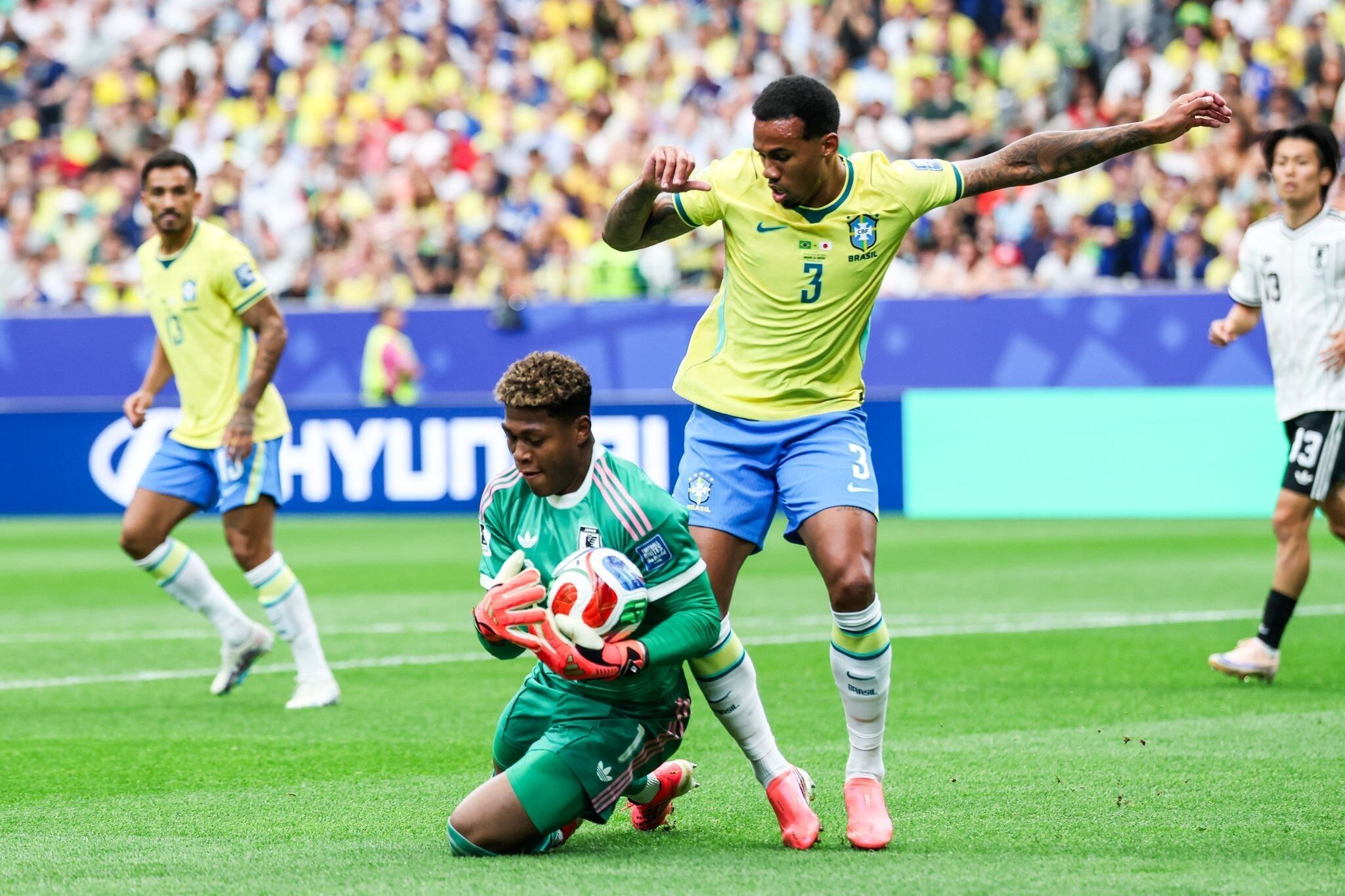 Gabriel Magalhaes, uno de los destacados en Brasil, presiona al arquero Zion Suzuki . Photo: Vanessa Carvalho/ZUMA Press Wire/dpa