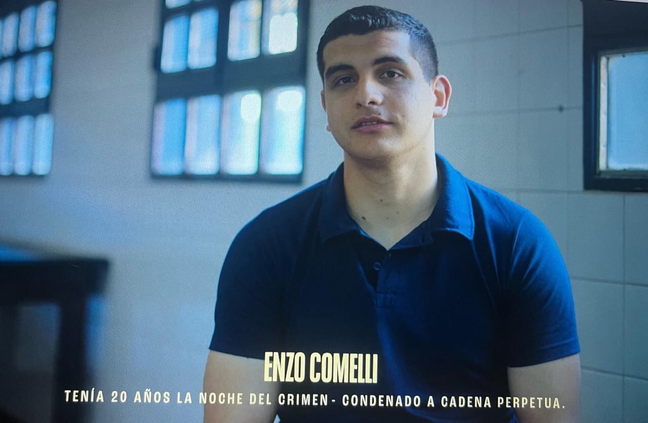 Enzo Comelli, es a quien los testigos identificaron como quien le pegó a Fernando y lo hizo caer de rodillas (Foto: Captura Netflix)