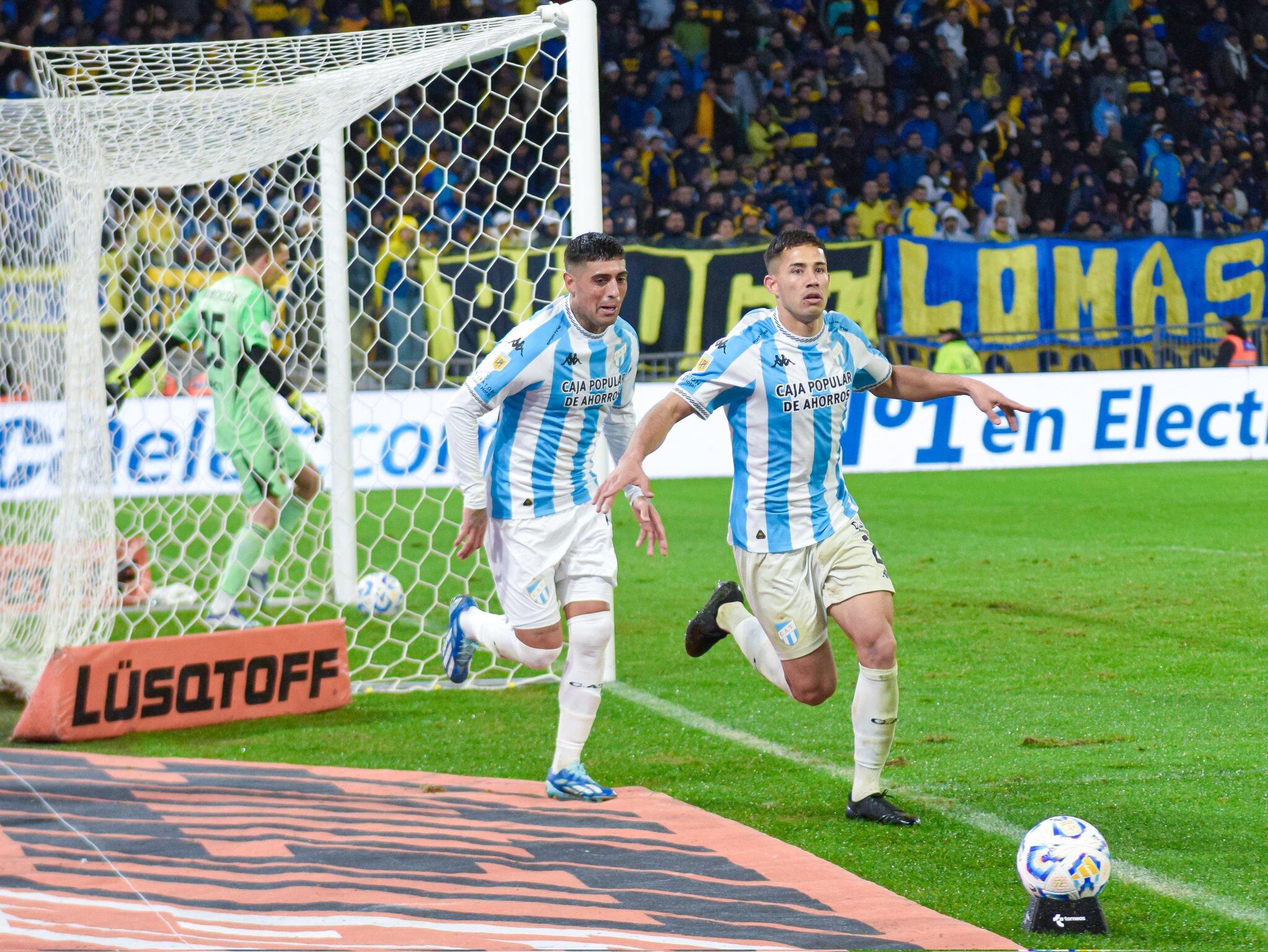 Ferreira empieza a festejar su gol, el primero de Atlético Tucumán, mientras Marchesín saca la pelota dentro del arco