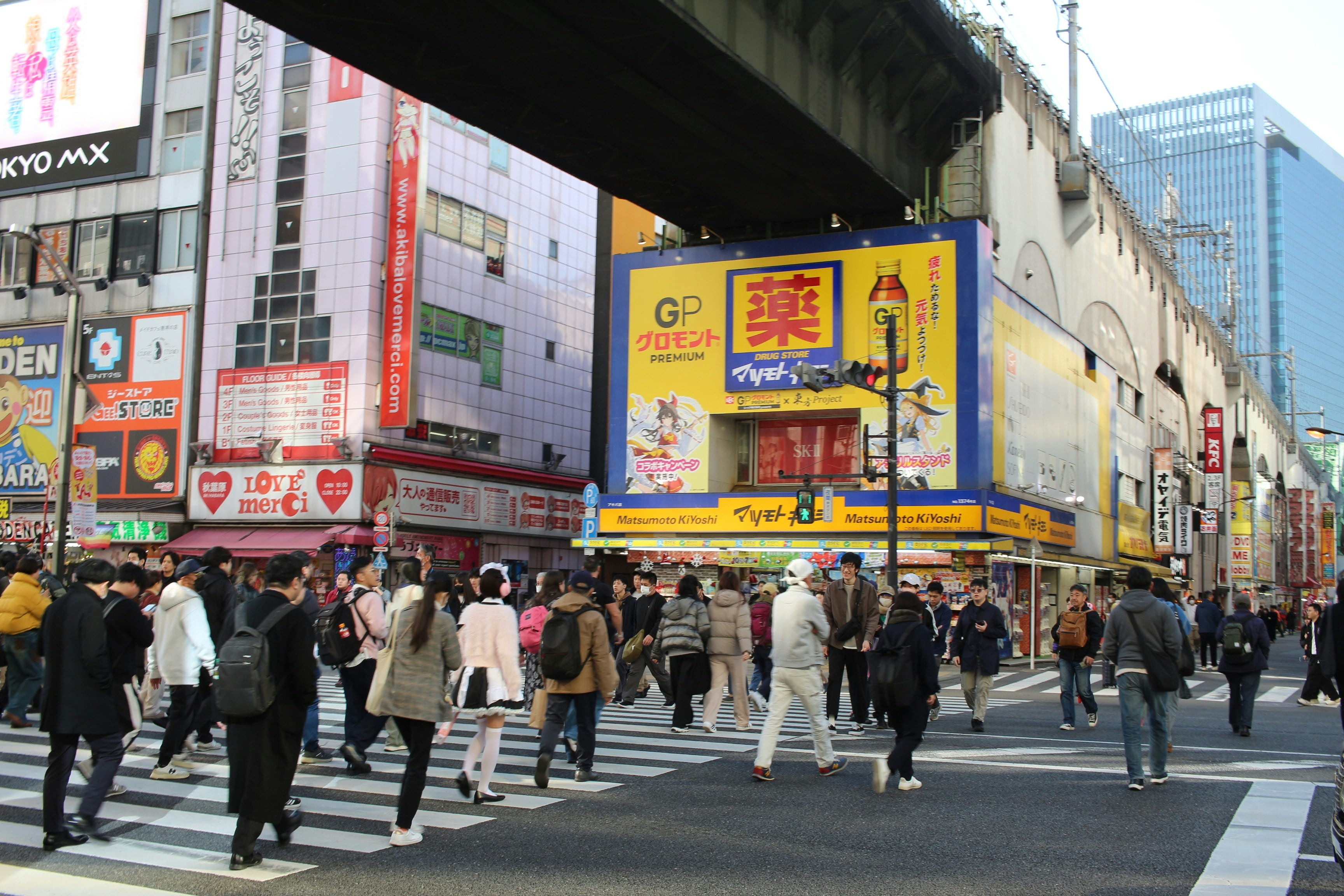 “Acá las edificaciones, los materiales, la distribución, todo es diferente, y se suma que no entiendo los carteles. Miro, quiero grabar. Cierro los ojos. Pero mi base de datos no cuenta con la información suficiente. Intento recrear lo que estaba viendo y solo veo borrones”.