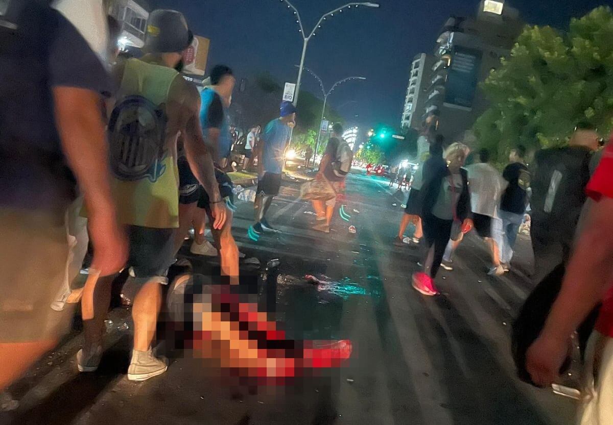 El cuerpo de uno de los barras en el suelo tras el ataque, con las piernas ensangrentadas producto de las heridas