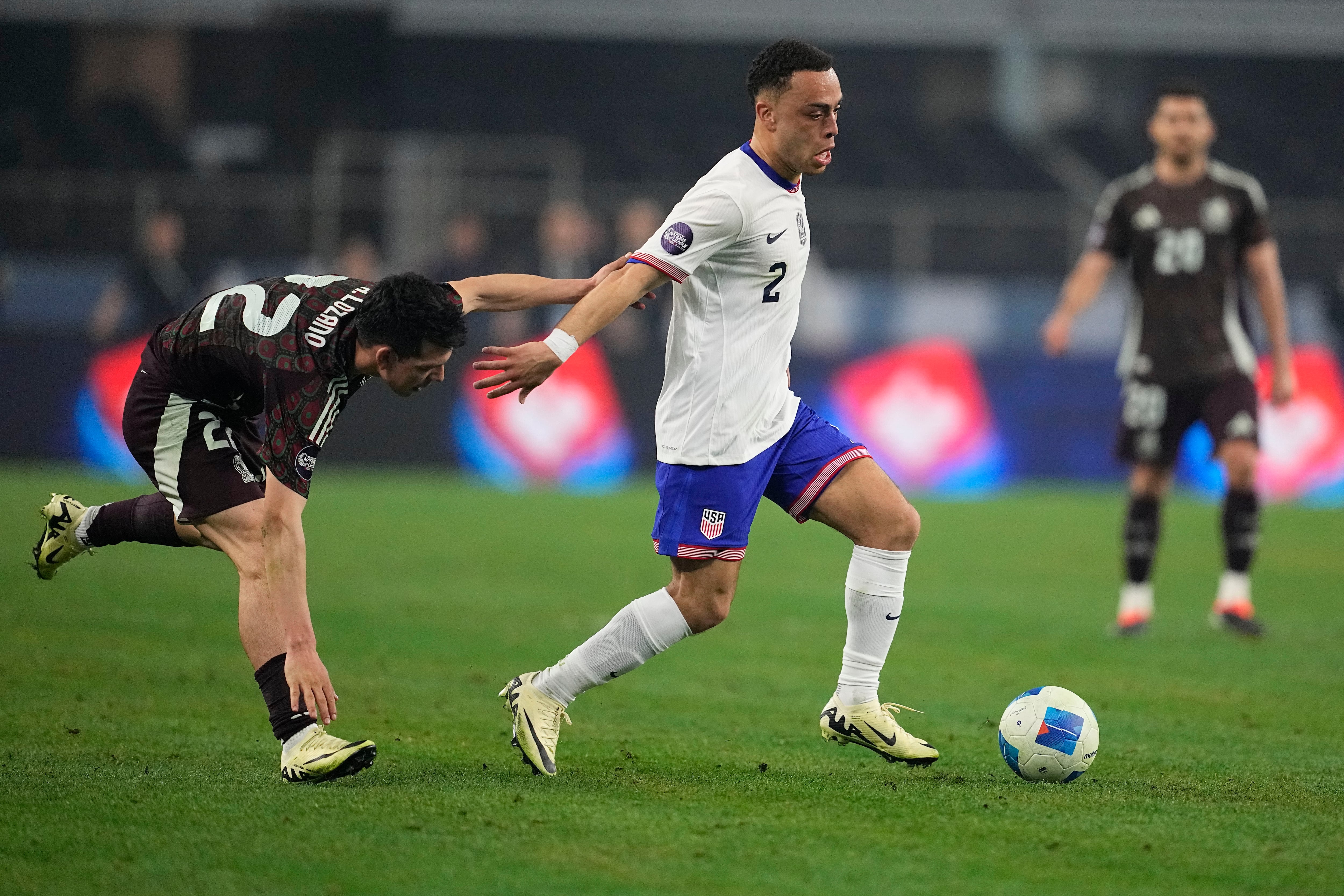 El defensor estadounidense Sergiño Dest hizo el primer gol de Estados Unidos