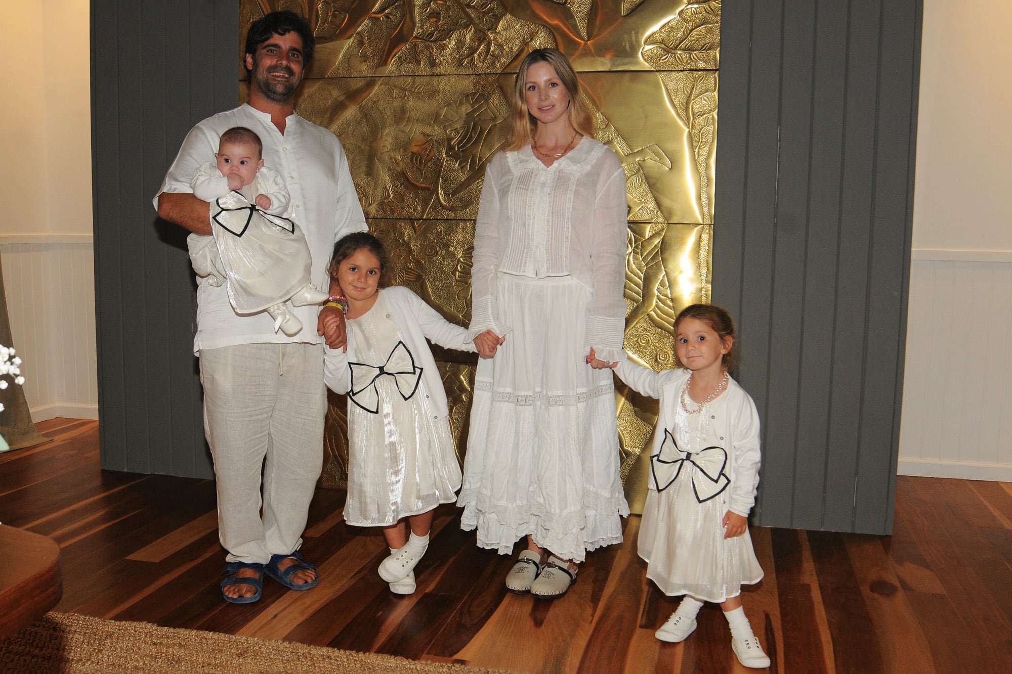 Miguel Balut (hermano de Sofía) junto a su mujer, Martina Arandia, y sus tres hijas: Marchesa Marni (en brazos de su papá), Madelon (entre ambos) y Marie Magnolia