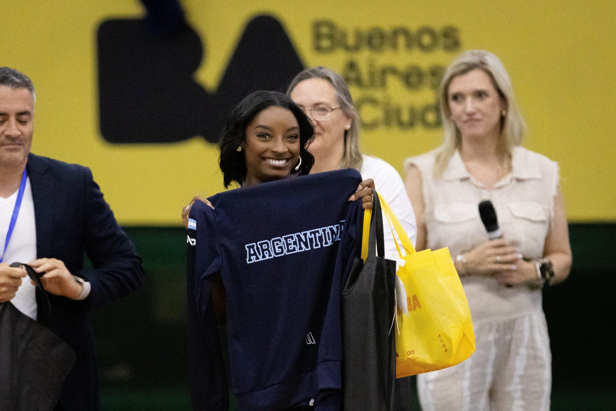 Simone Biles durante la clinica que brindo en Estadio Mary Terán de Weiss, del Parque Roca