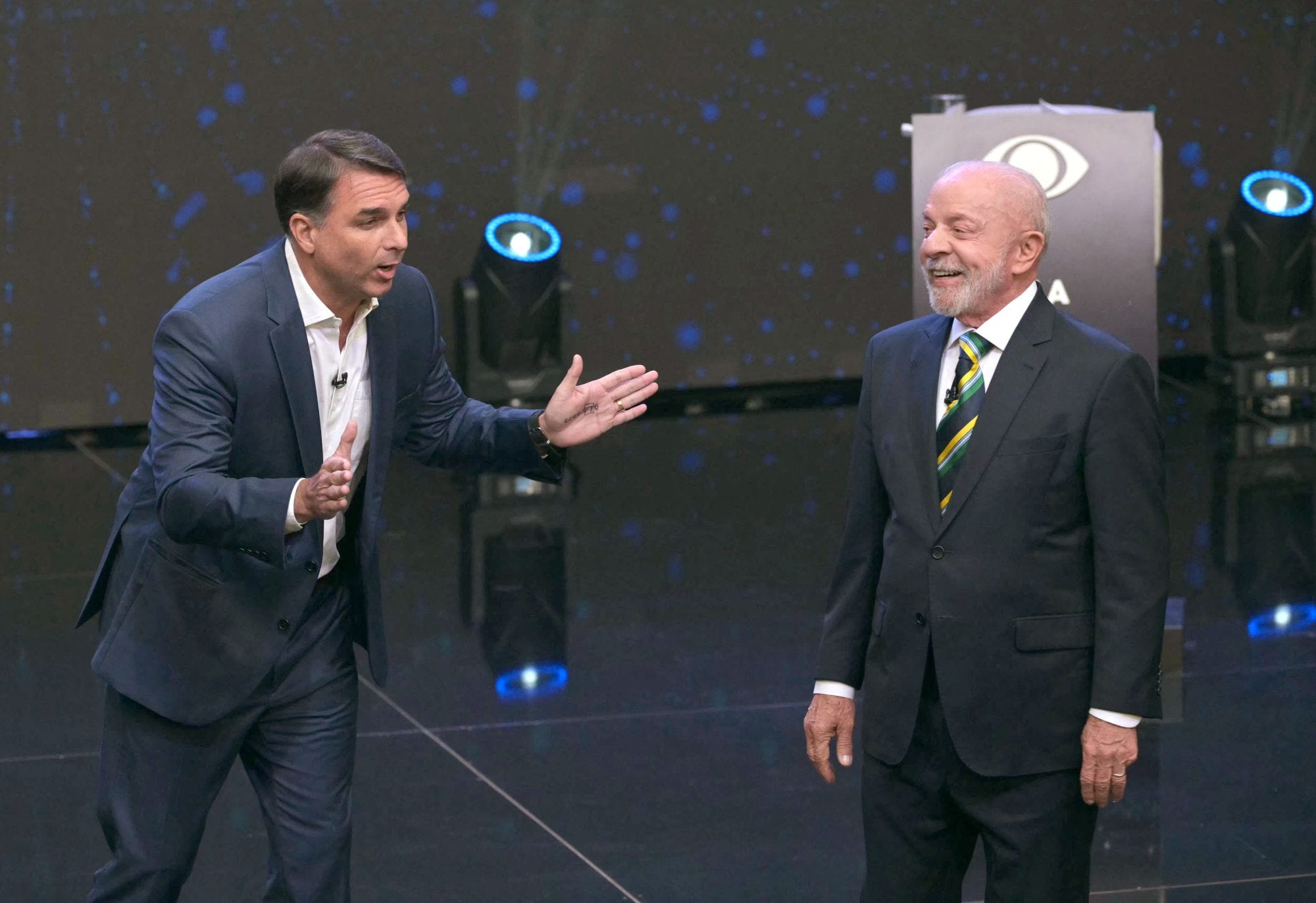 El presidente y candidato presidencial de Brasil, Luiz Inácio Lula da Silva, sonríe mientras el candidato presidencial de derecha, Flavio Bolsonaro, interviene durante un debate previo a la segunda vuelta de las elecciones presidenciales en São Paulo, Brasil