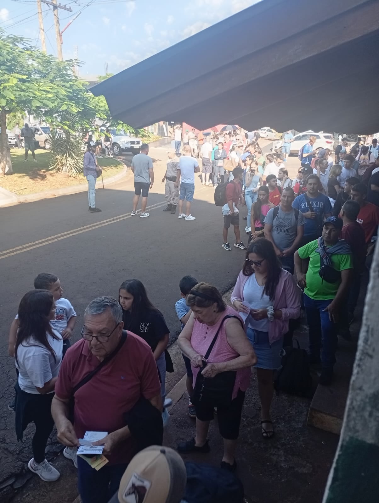 Gran cantidad de personas por cruzar en San Javier. Algunos son turistas, pero hay muchos jóvenes que van a la cosecha