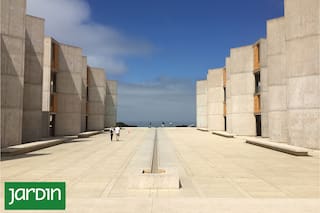 Quién es el famoso arquitecto que decidió hacer una plaza de piedra que sorprende a los visitantes