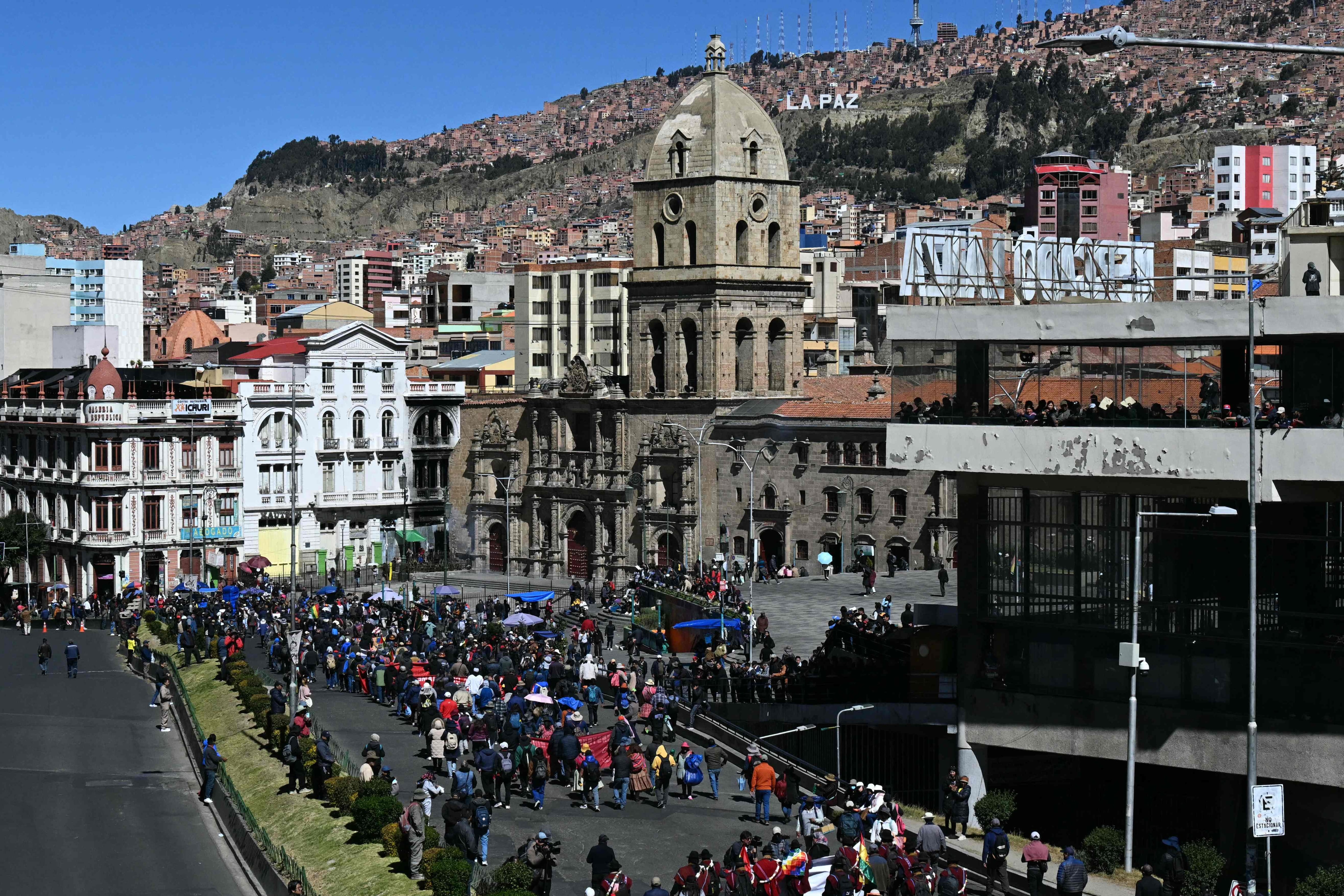 Manifestantes marchan en protesta contra el gobierno del presidente boliviano Rodrigo Paz en La Paz, el 10 de junio de 2026