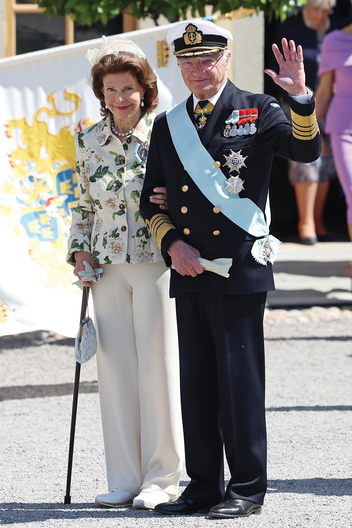 Los monarcas suecos, felices durante el bautismo de su nieta menor. Acá, saludando a la gente que se acercó a acompañar a la familia real. Luego de la ceremonia, hubo un almuerzo privado.