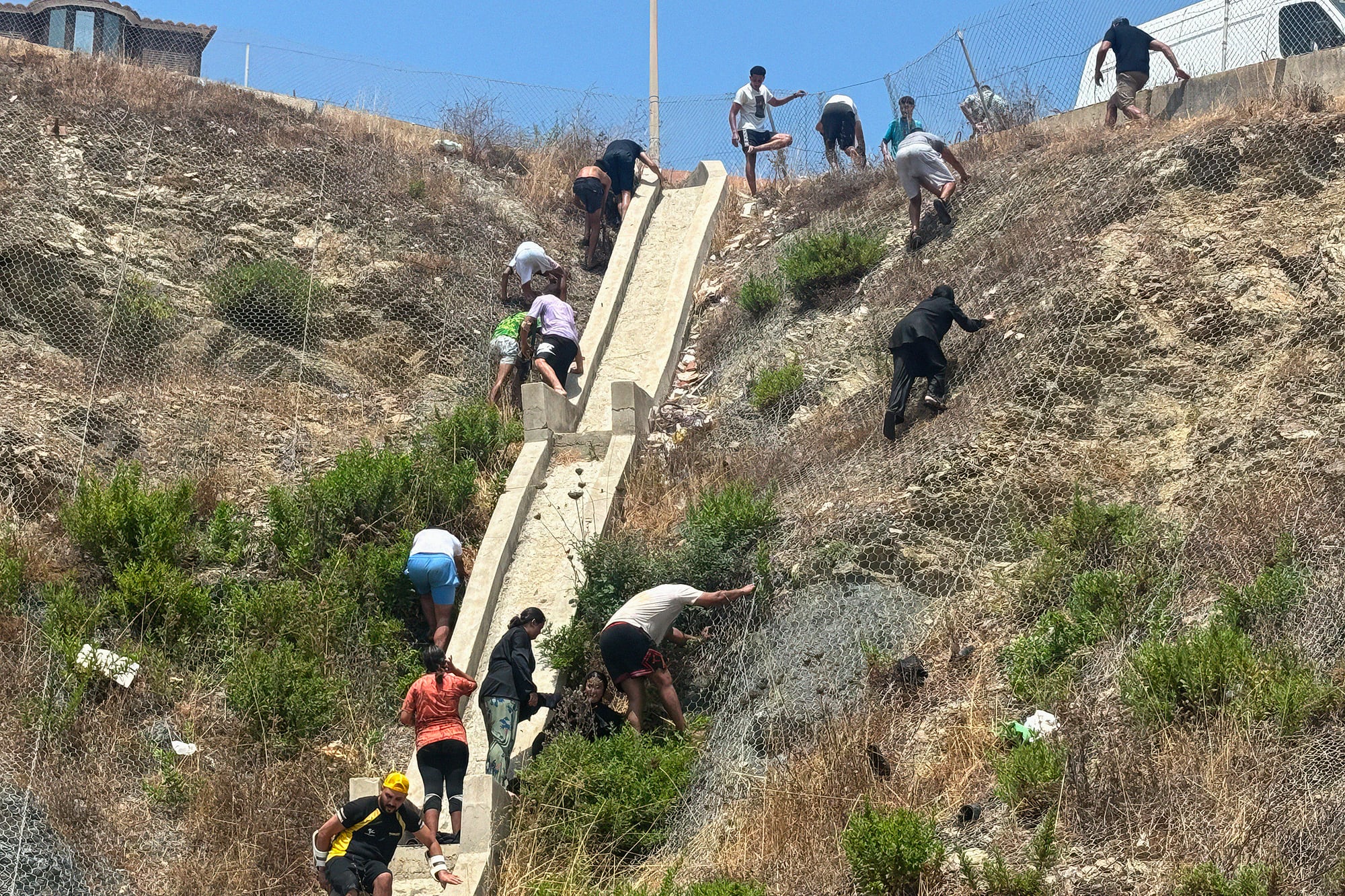 Las imágenes de la impactante llegada masiva de inmigrantes a las costas de la ciudad española de Ceuta.