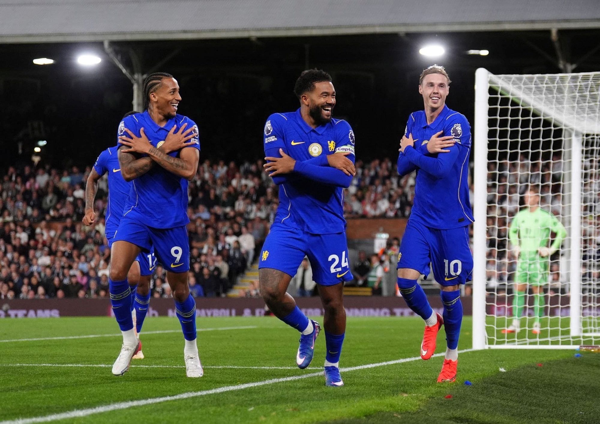 Joao Pedro, James y Palmer festejan uno de los goles de Chelsea