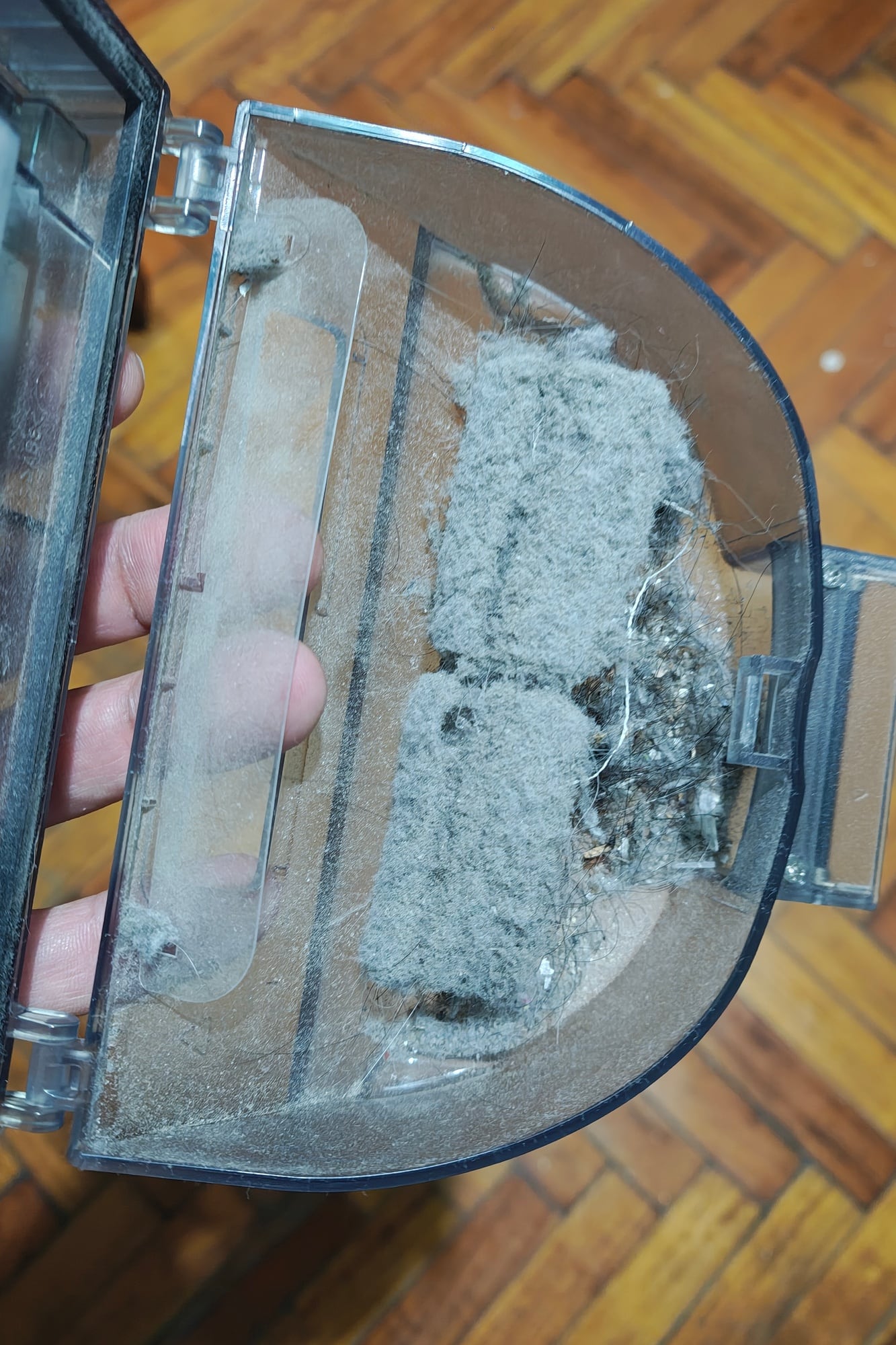 El depósito de la RE4 es pequeño, pero soporta algunos días de uso sin descarga, aunque eso dependerá de la frecuencia del programa de limpieza