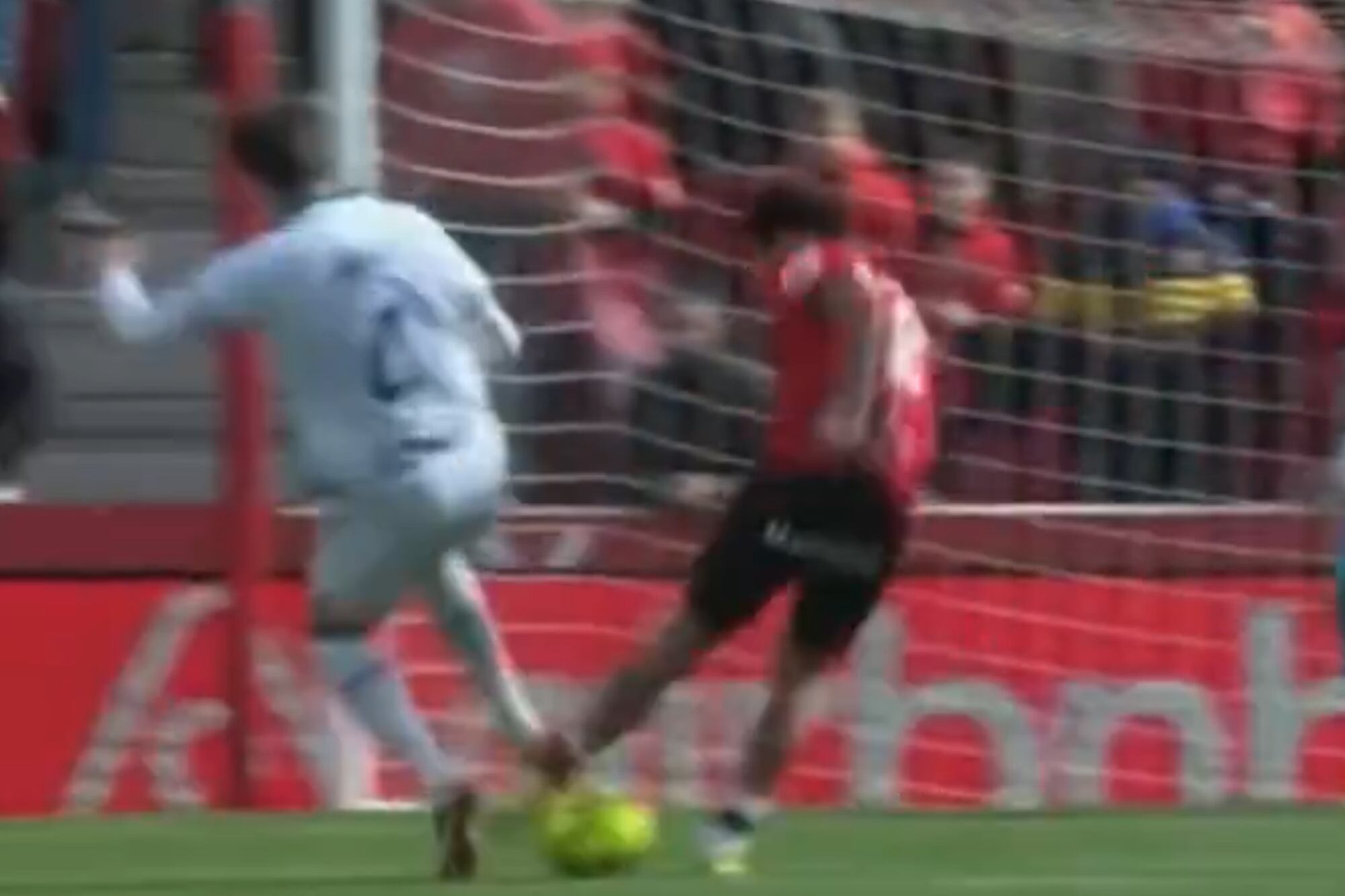 El momento en el que Samu le pega un puntinazo al talón de Urko. El árbitro, a un metro, dejó seguir la jugada y convalidó el gol posterior