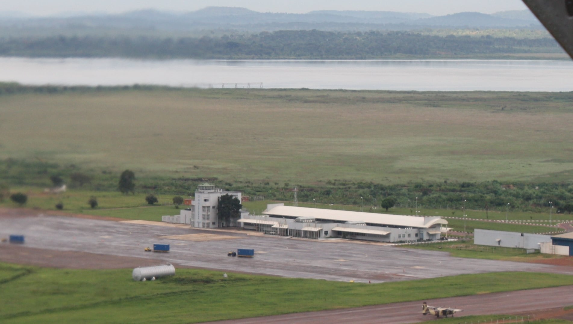 En el aeropuerto de Entebbe, los rehenes fueron llevados a una antigua terminal y custodiados por hombres armados