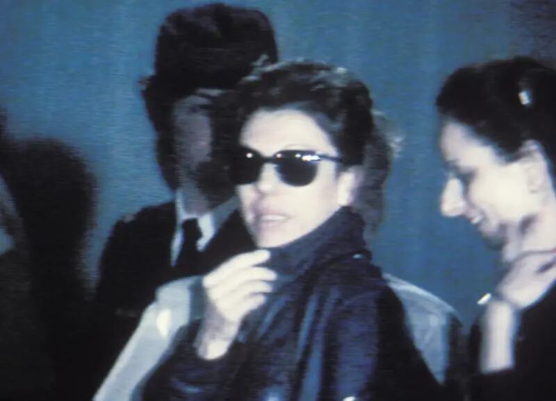 Dominique Prieur fue uno de los dos únicos agentes que pudieron ser arrestados. Aquí en el aeropuerto cuando fue repatriada dos años después de ser condenada